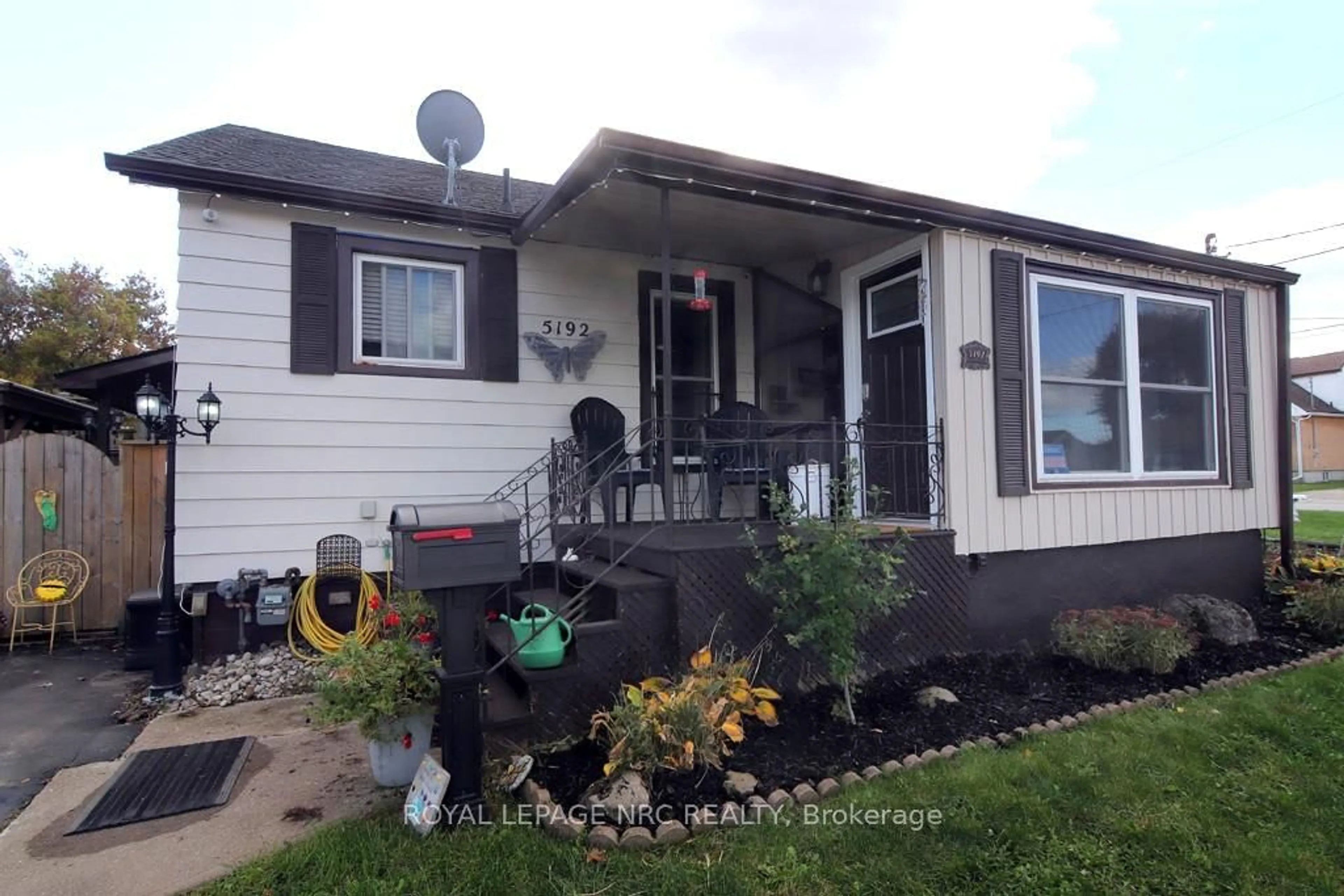 Home with vinyl exterior material, unknown for 5192 Hamilton St, Niagara Falls Ontario L2E 2W3