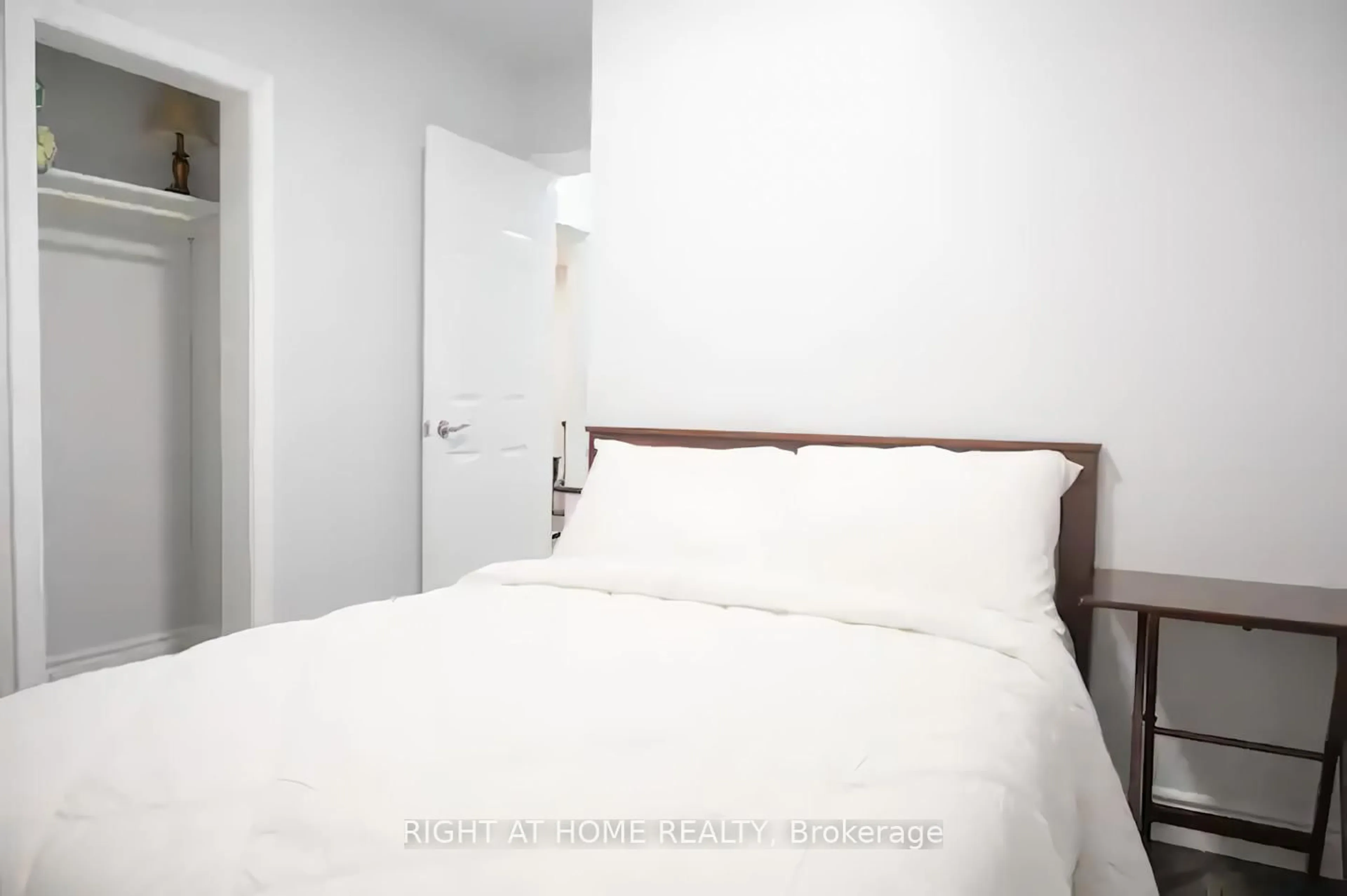 A pic of a room for 6241 Montrose Rd, Niagara Falls Ontario L2H 1L5