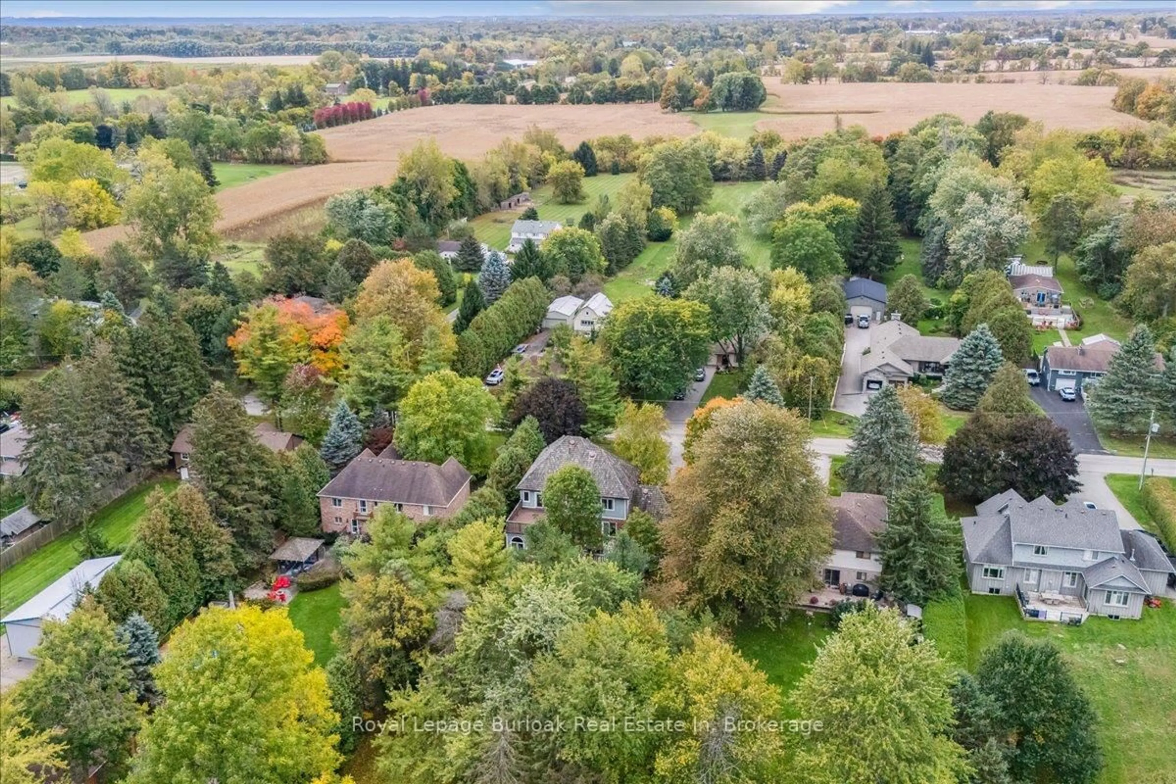A pic from outside/outdoor area/front of a property/back of a property/a pic from drone, unknown for 976 Garden Lane, Hamilton Ontario L0R 1V0