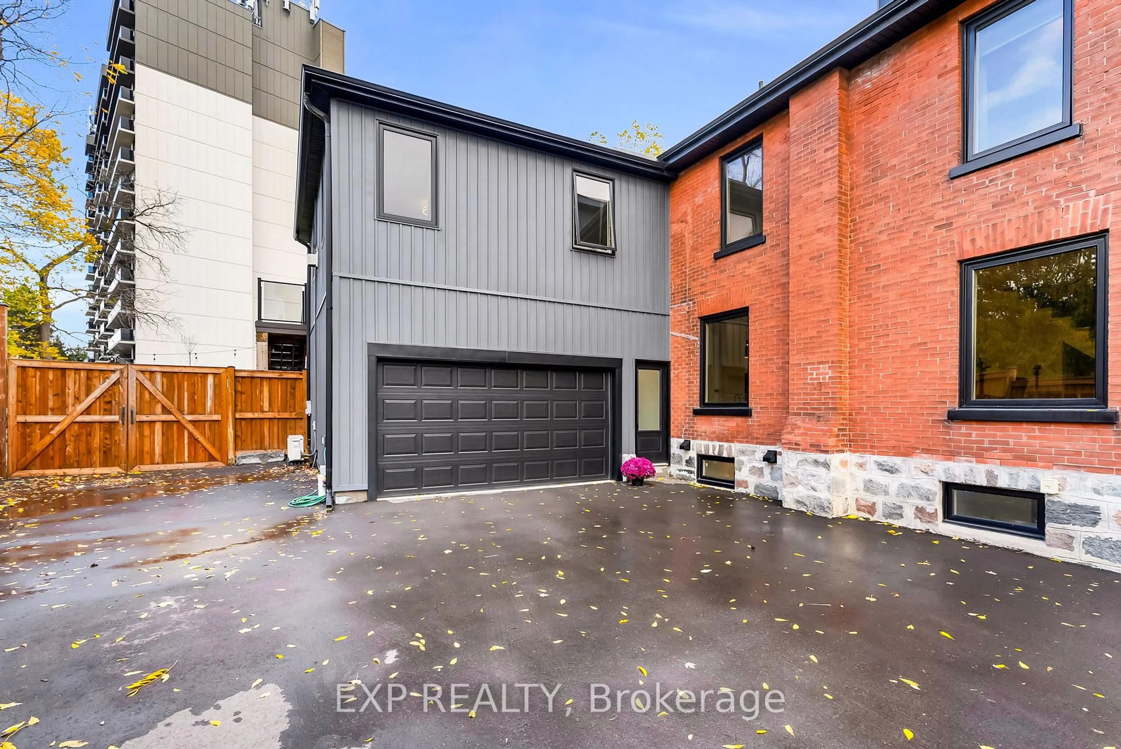 Home with brick exterior material, street for 28 Elliott St, Cambridge Ontario N1R 2J2