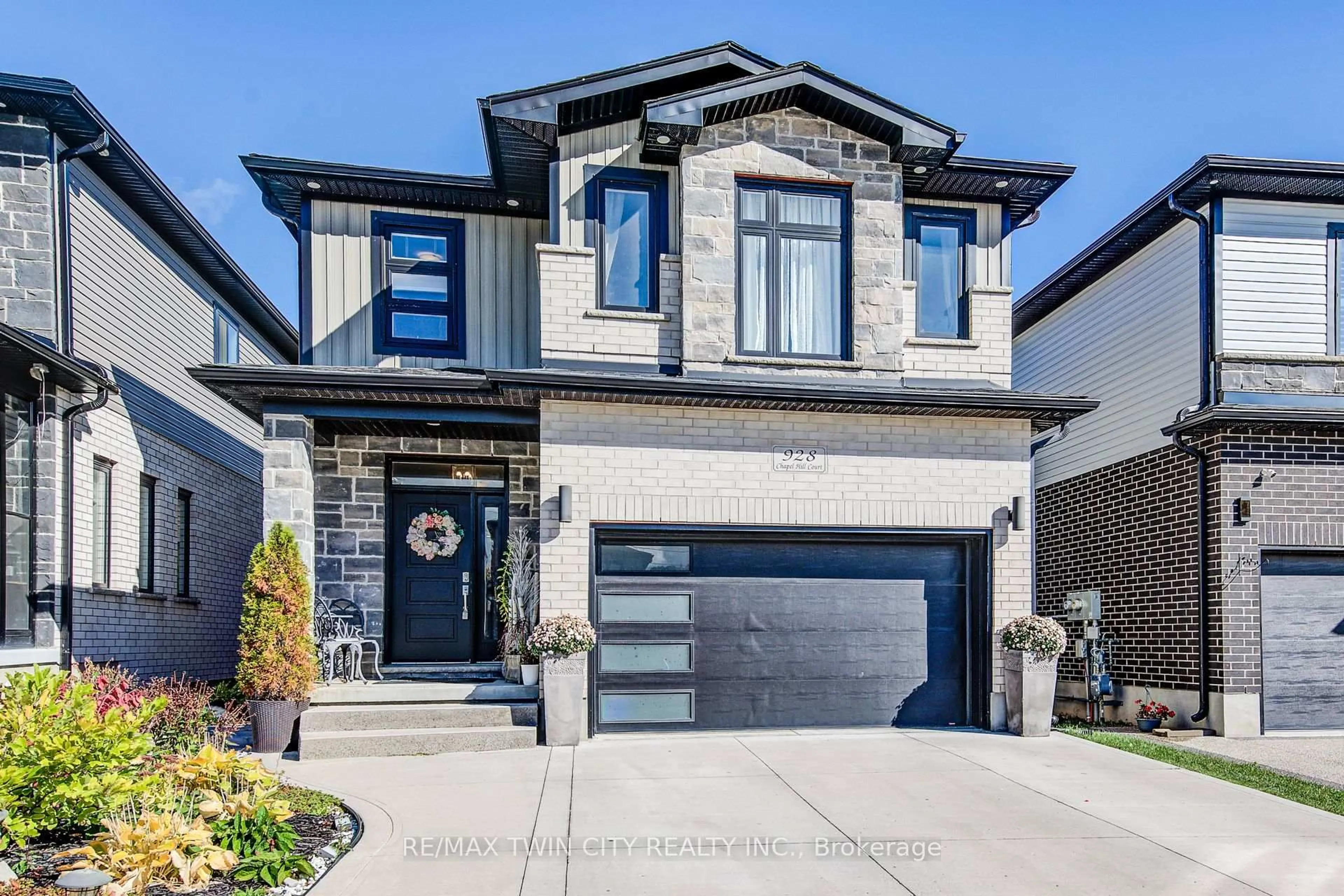 Home with brick exterior material, street for 928 Chapel Hill Crt, Kitchener Ontario N2R 0P4