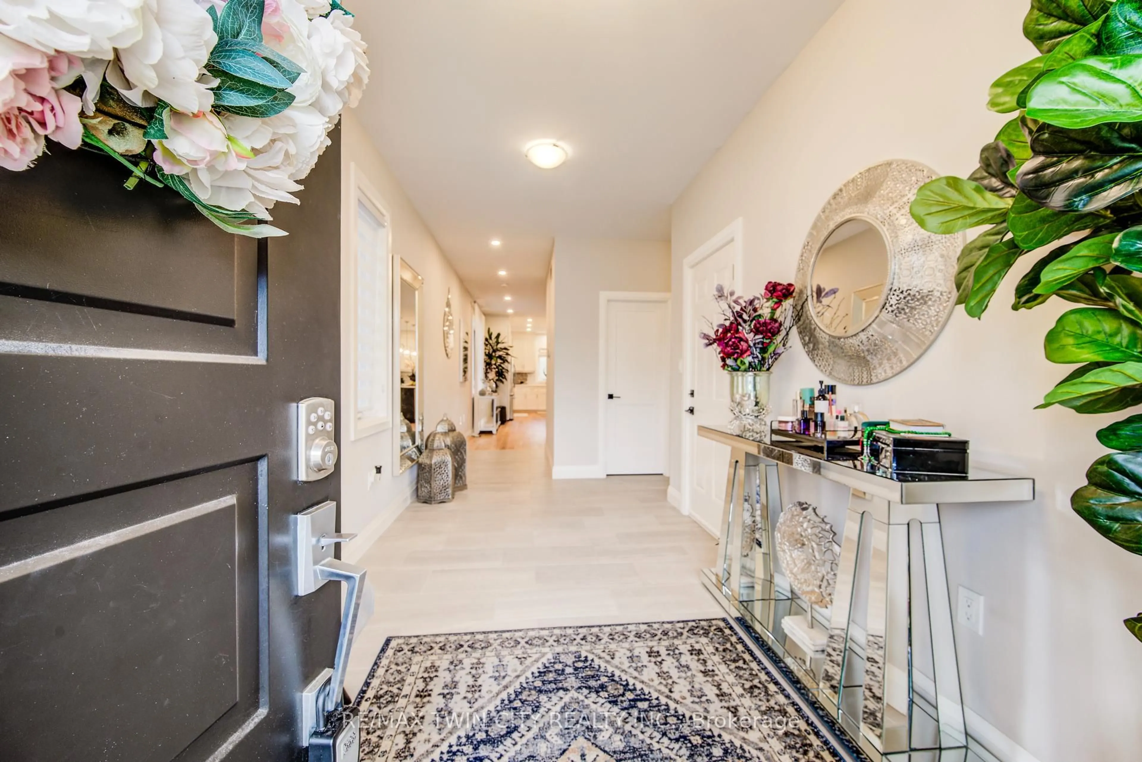 Indoor entryway for 928 Chapel Hill Crt, Kitchener Ontario N2R 0P4