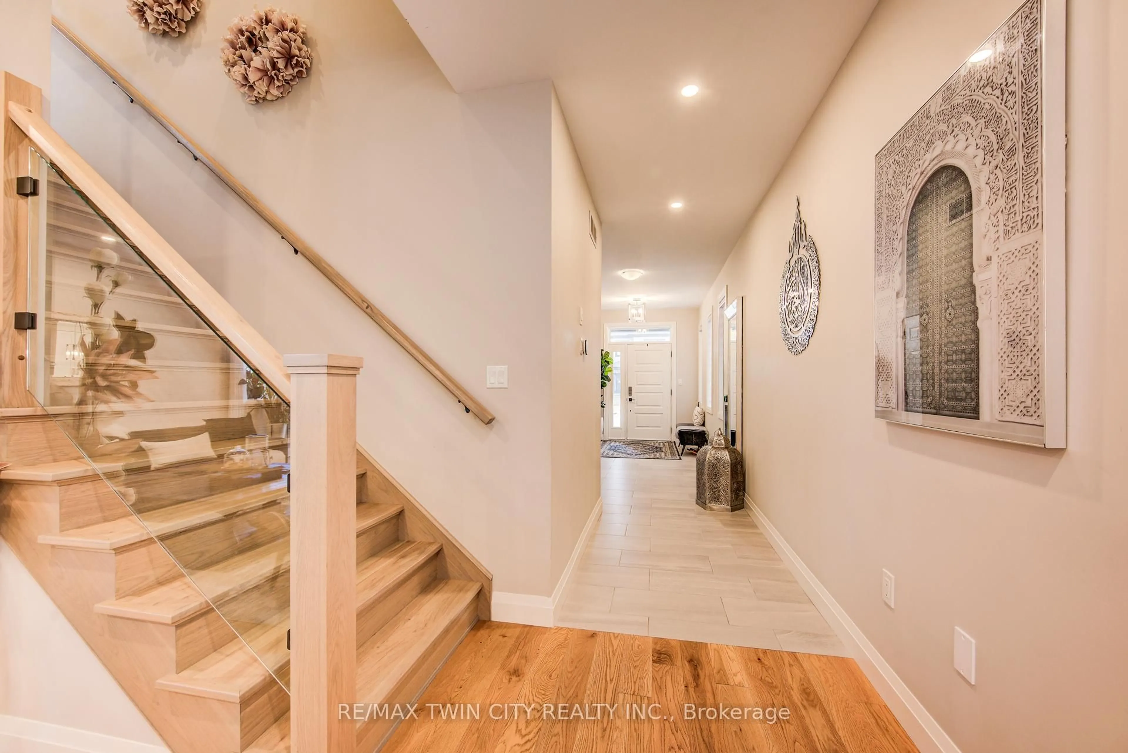 Indoor entryway for 928 Chapel Hill Crt, Kitchener Ontario N2R 0P4