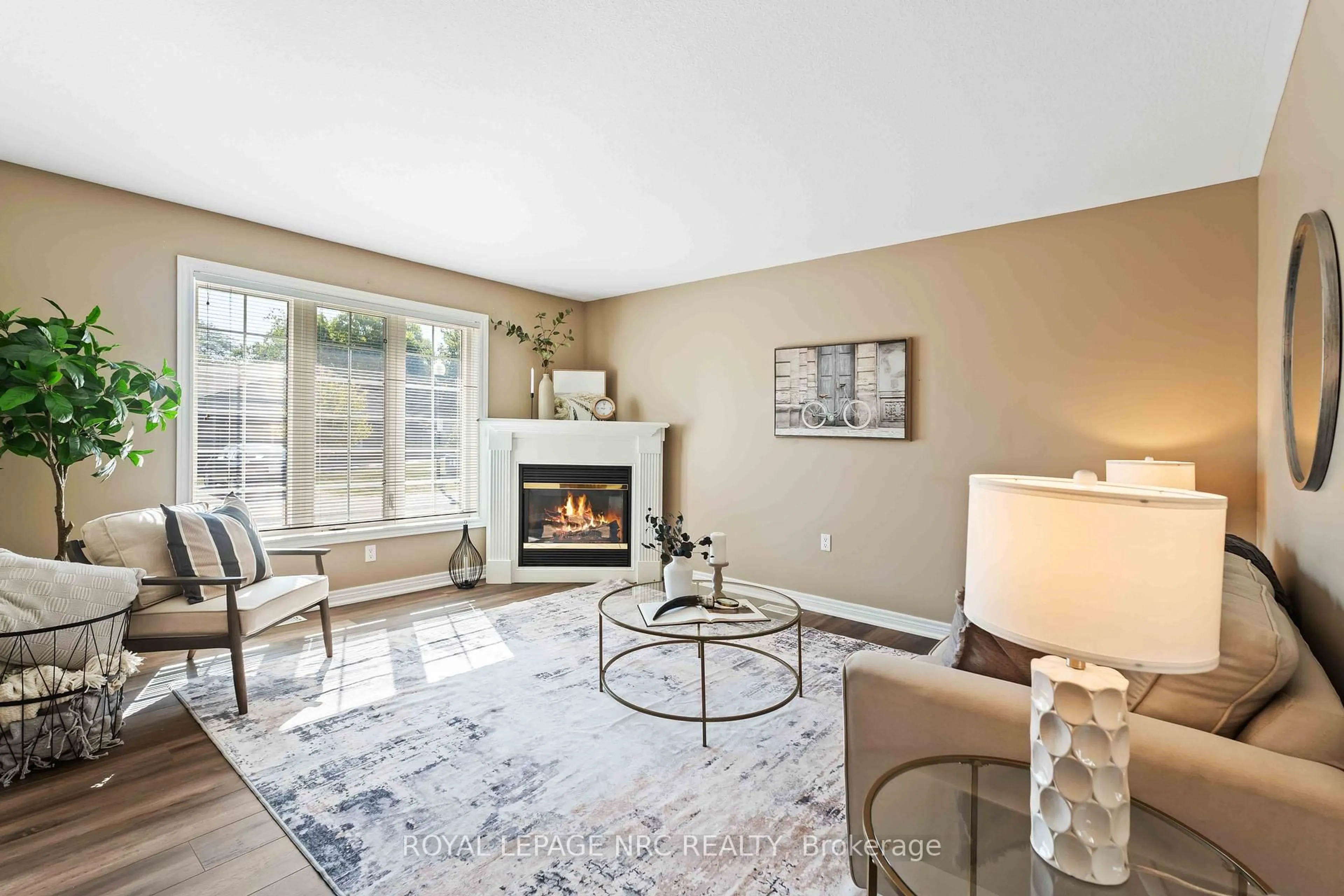 Living room with furniture, unknown for 3900 Rainbow Lane, Lincoln Ontario L0R 2C0