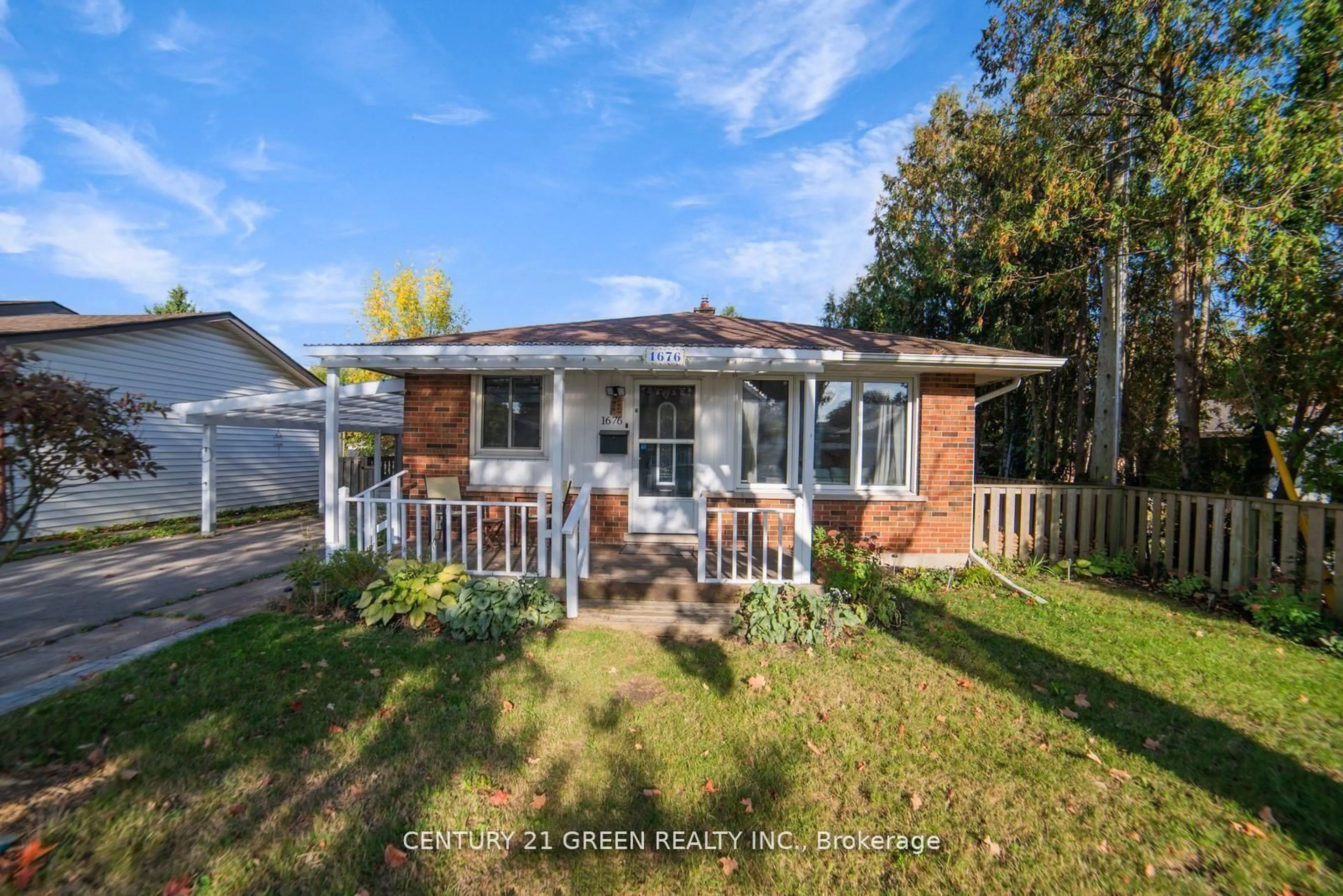 A pic from outside/outdoor area/front of a property/back of a property/a pic from drone, street for 1676 Holley Cres, Cambridge Ontario N3H 2S5