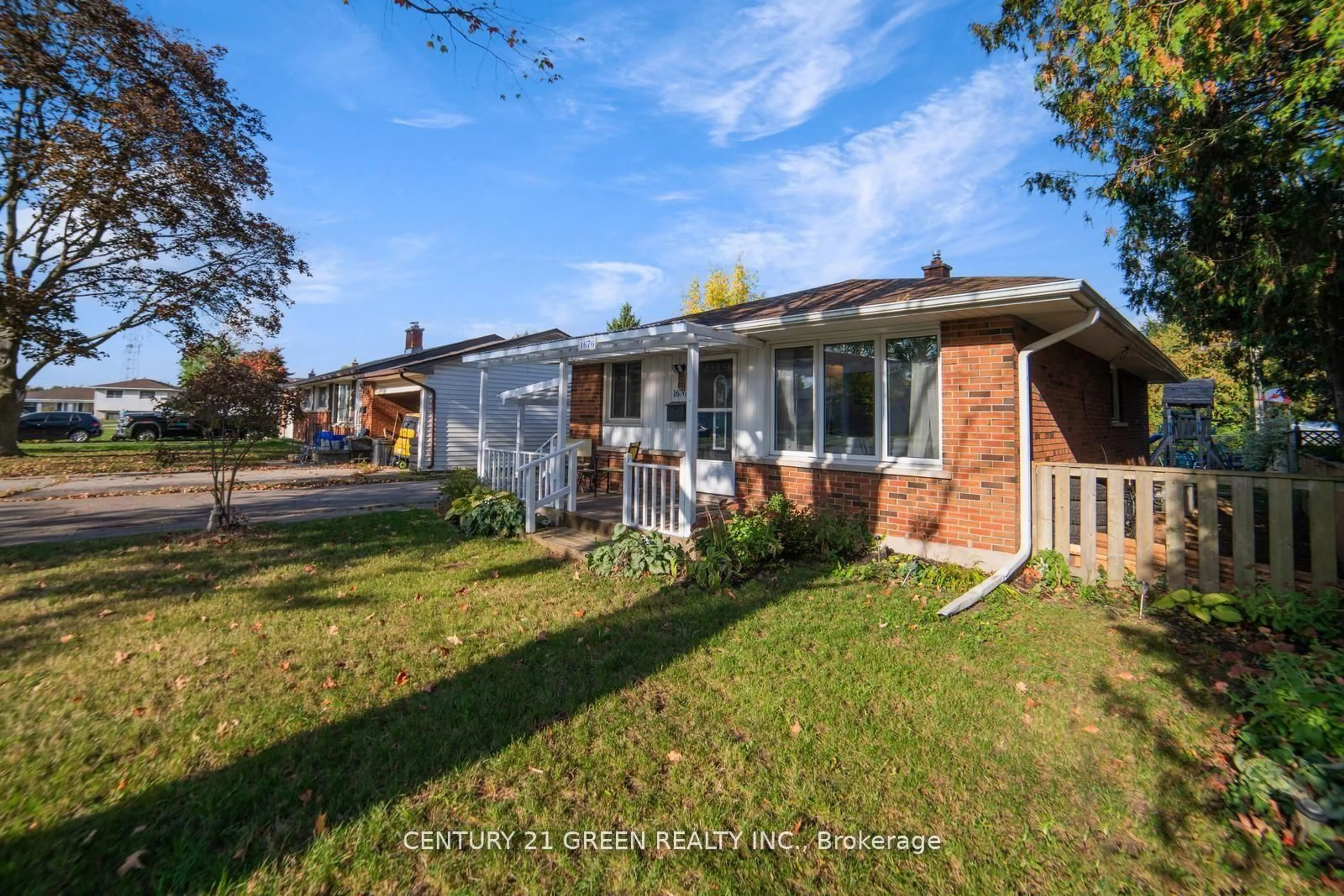 A pic from outside/outdoor area/front of a property/back of a property/a pic from drone, street for 1676 Holley Cres, Cambridge Ontario N3H 2S5