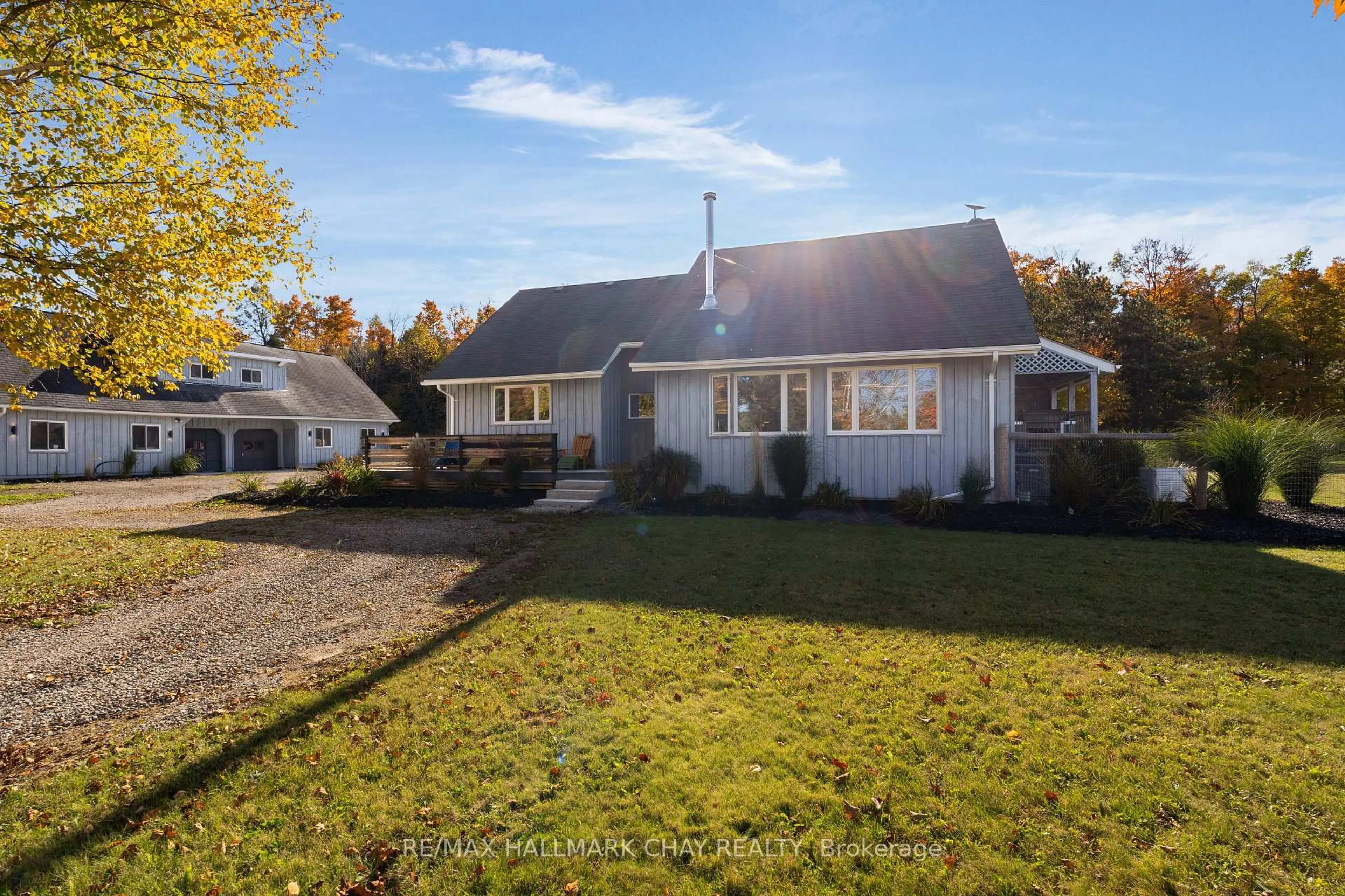 A pic from outside/outdoor area/front of a property/back of a property/a pic from drone, unknown for 5748 First Line, Erin Ontario L0N 1N0