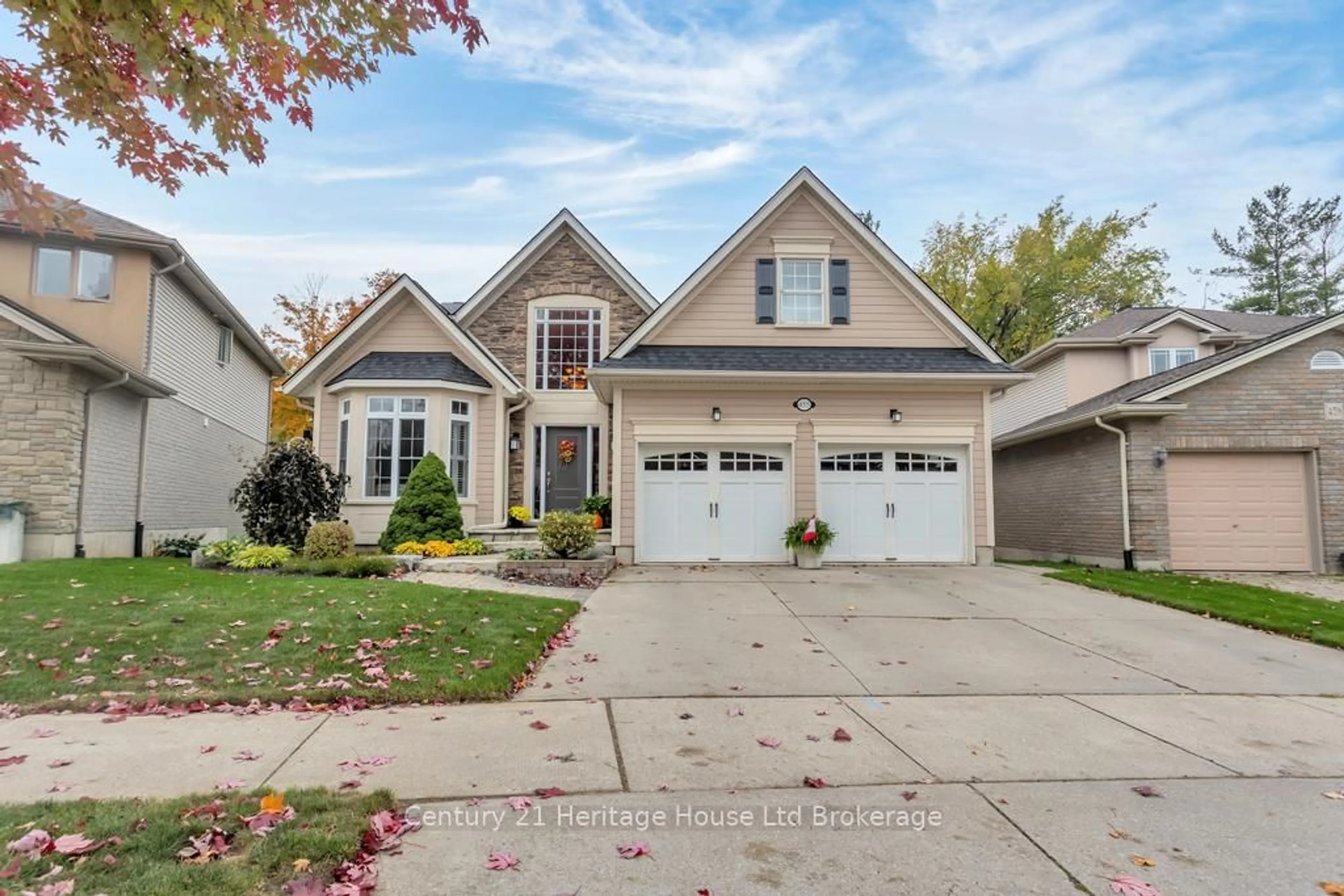 Home with vinyl exterior material, street for 455 Parrott Pl, Woodstock Ontario N4T 1V8