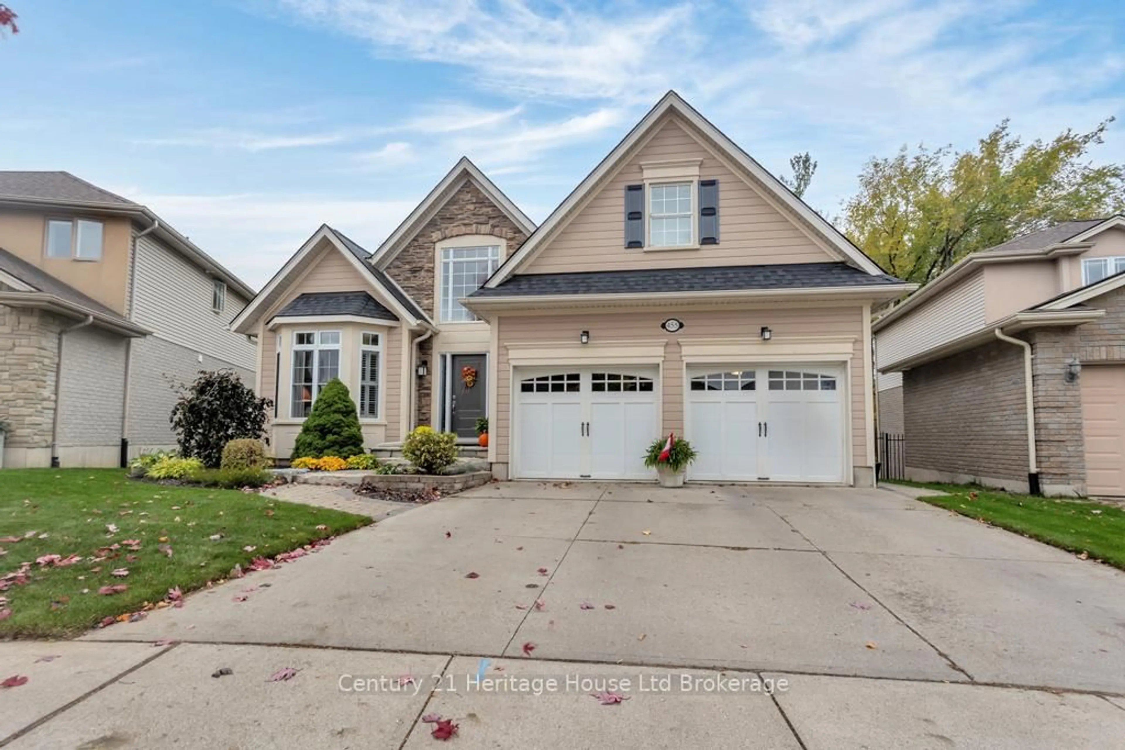 Home with vinyl exterior material, street for 455 Parrott Pl, Woodstock Ontario N4T 1V8
