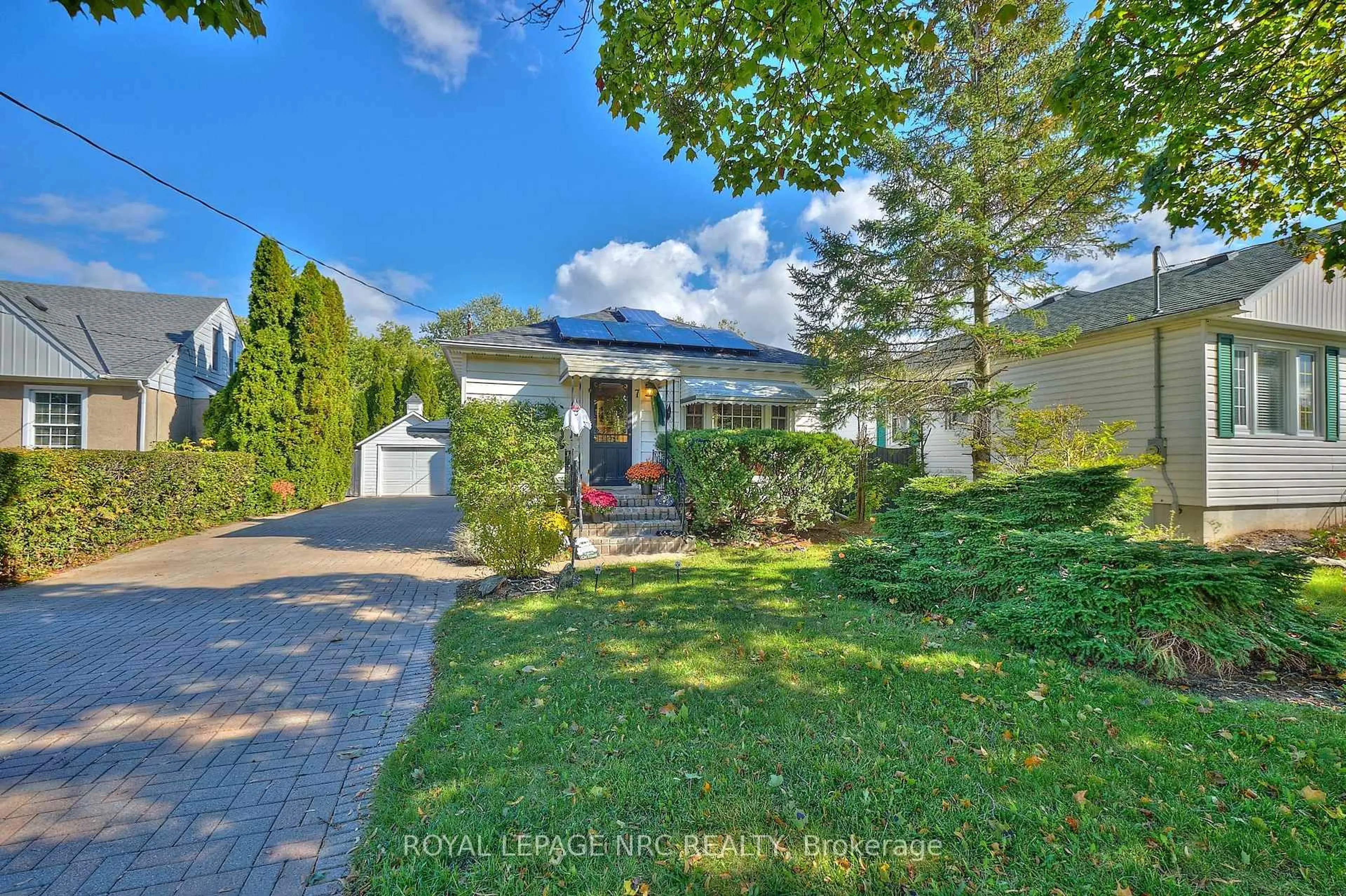 A pic from outside/outdoor area/front of a property/back of a property/a pic from drone, street for 7 Hallcrest Ave, St. Catharines Ontario L2N 1V4