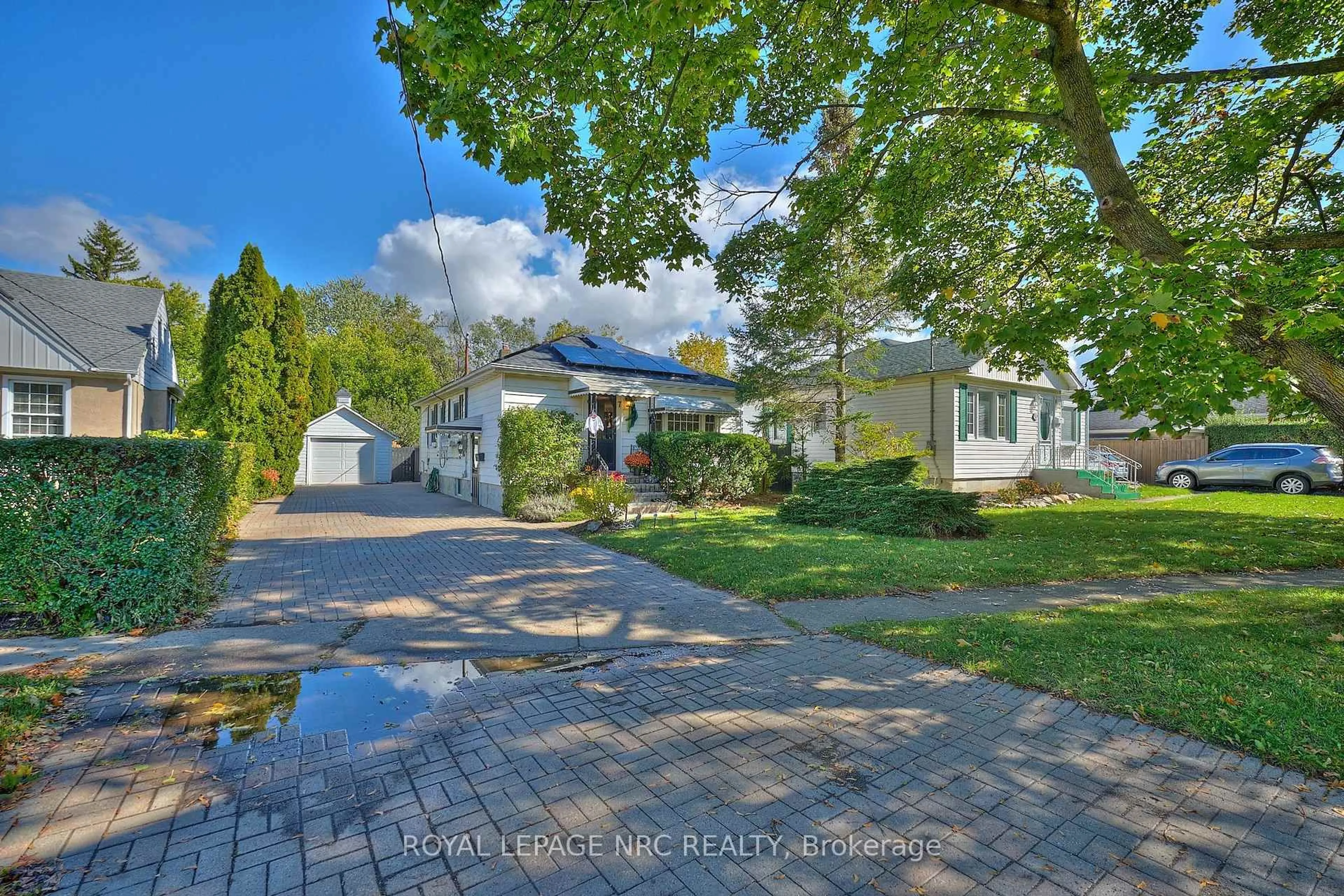 A pic from outside/outdoor area/front of a property/back of a property/a pic from drone, street for 7 Hallcrest Ave, St. Catharines Ontario L2N 1V4