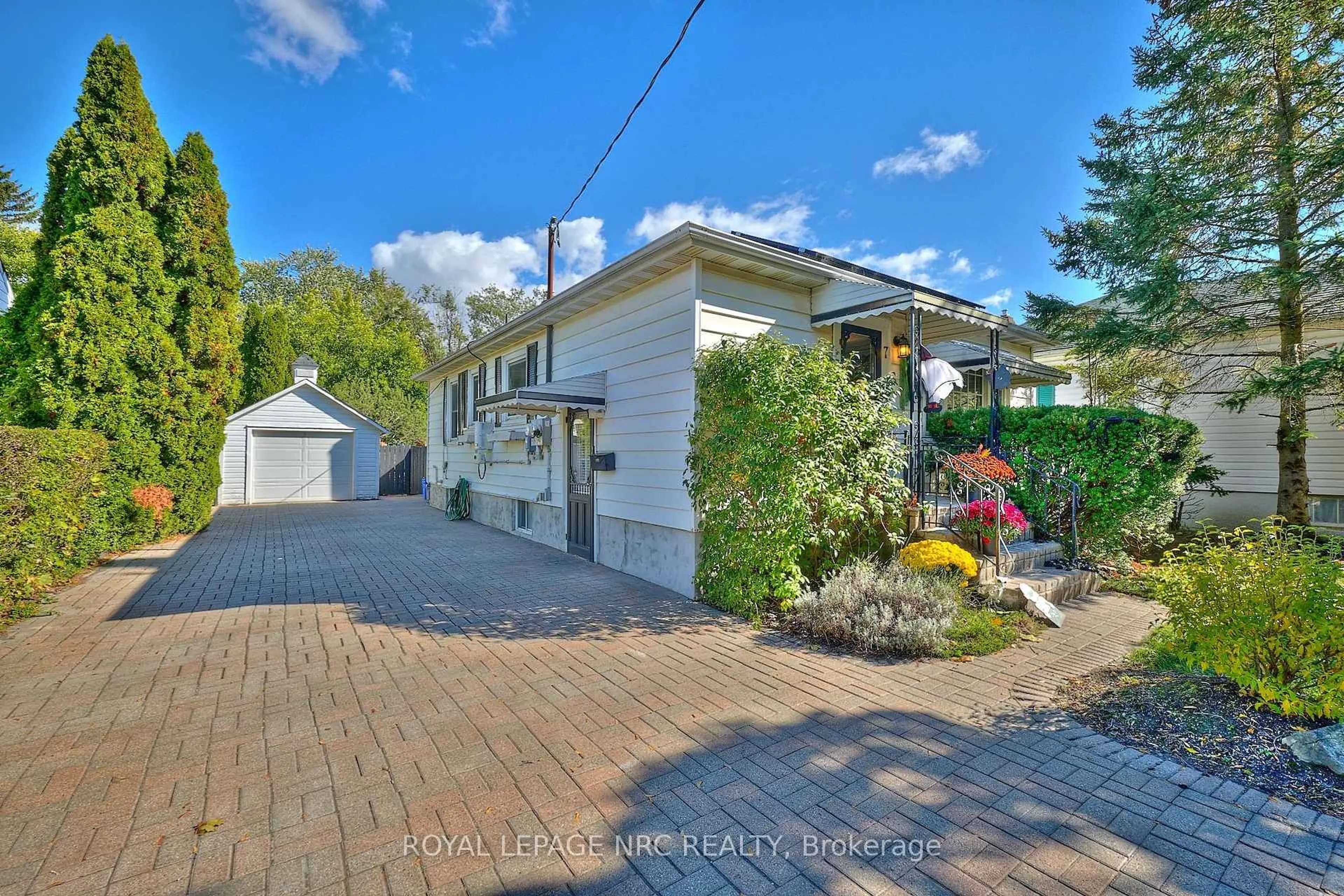 A pic from outside/outdoor area/front of a property/back of a property/a pic from drone, street for 7 Hallcrest Ave, St. Catharines Ontario L2N 1V4