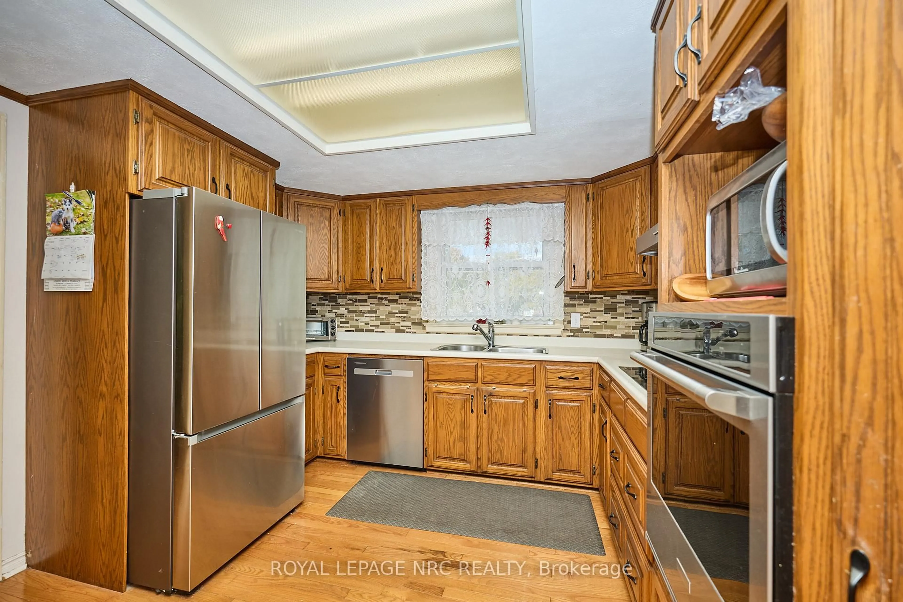 Standard kitchen, ceramic/tile floor for 7 Hallcrest Ave, St. Catharines Ontario L2N 1V4