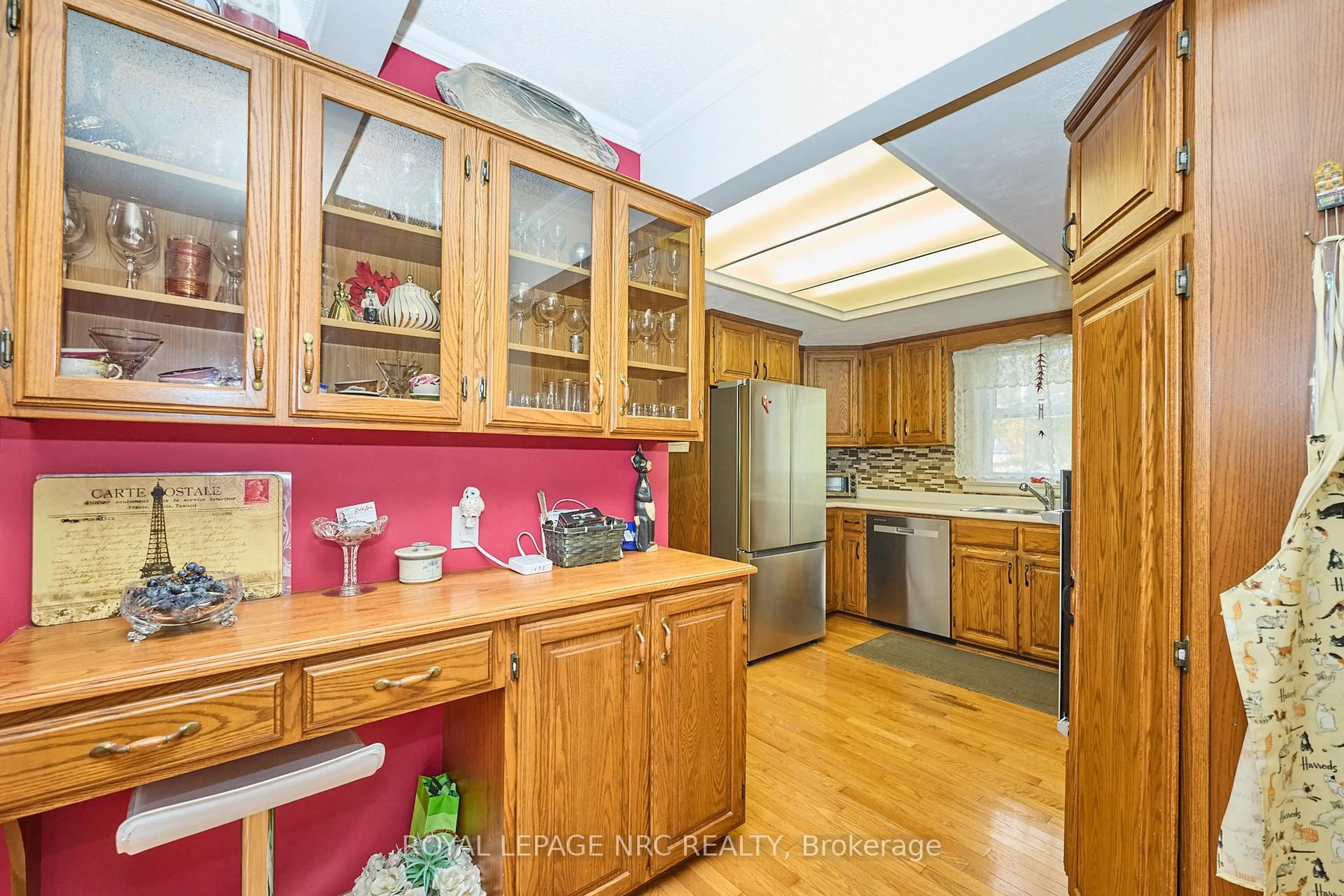 Standard kitchen, wood/laminate floor for 7 Hallcrest Ave, St. Catharines Ontario L2N 1V4
