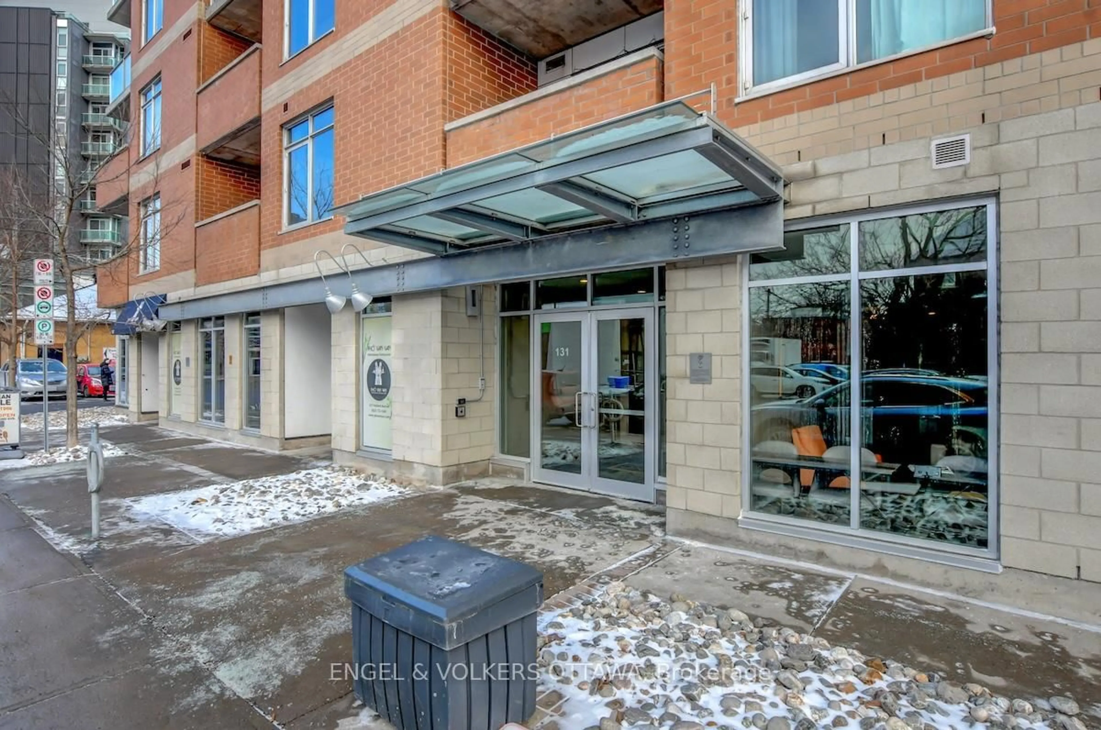 Indoor foyer for 131 Holland Ave #404, Ottawa Ontario K1Y 3A2