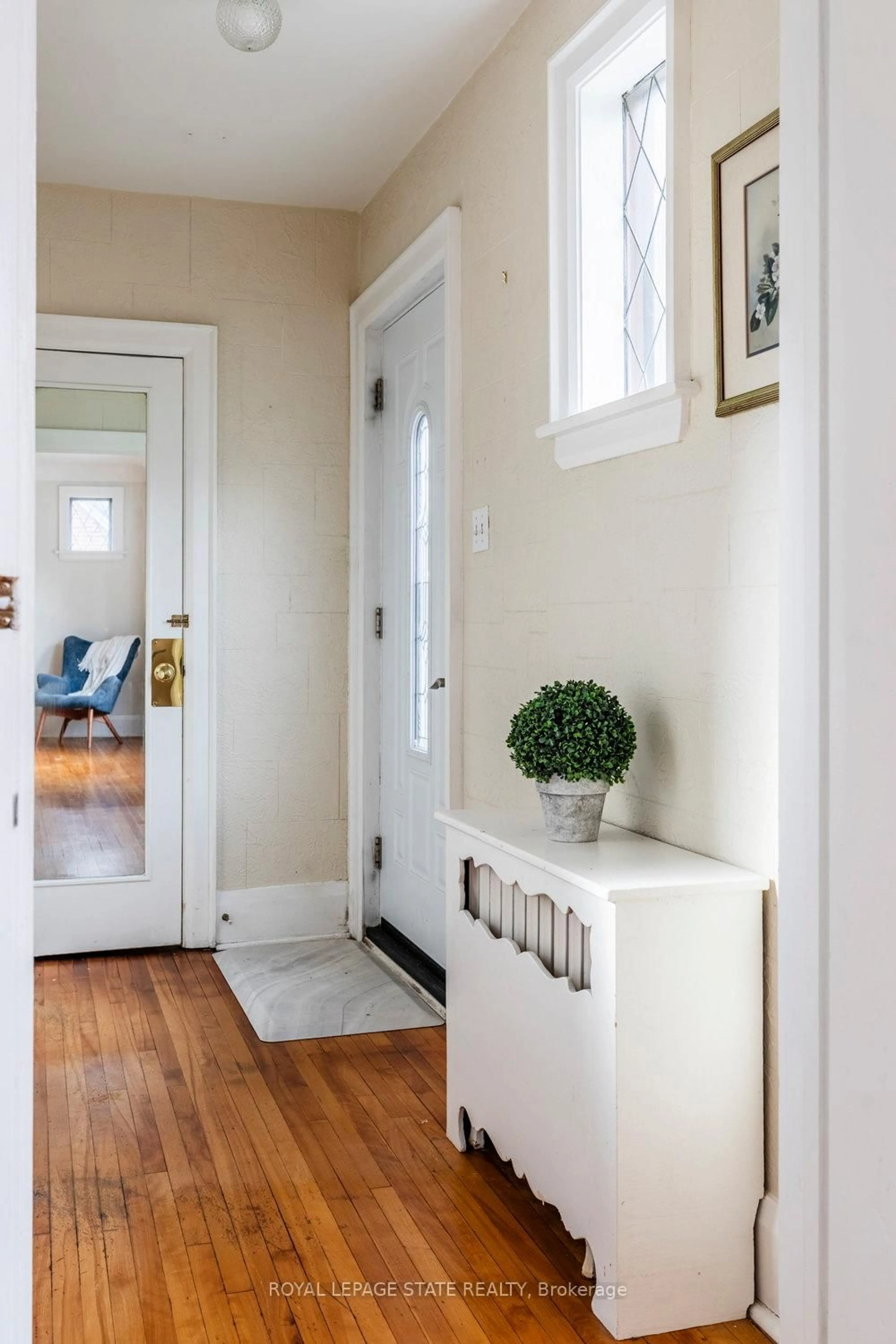 Indoor entryway for 37 Lower Horning Rd, Hamilton Ontario L8S 3E9