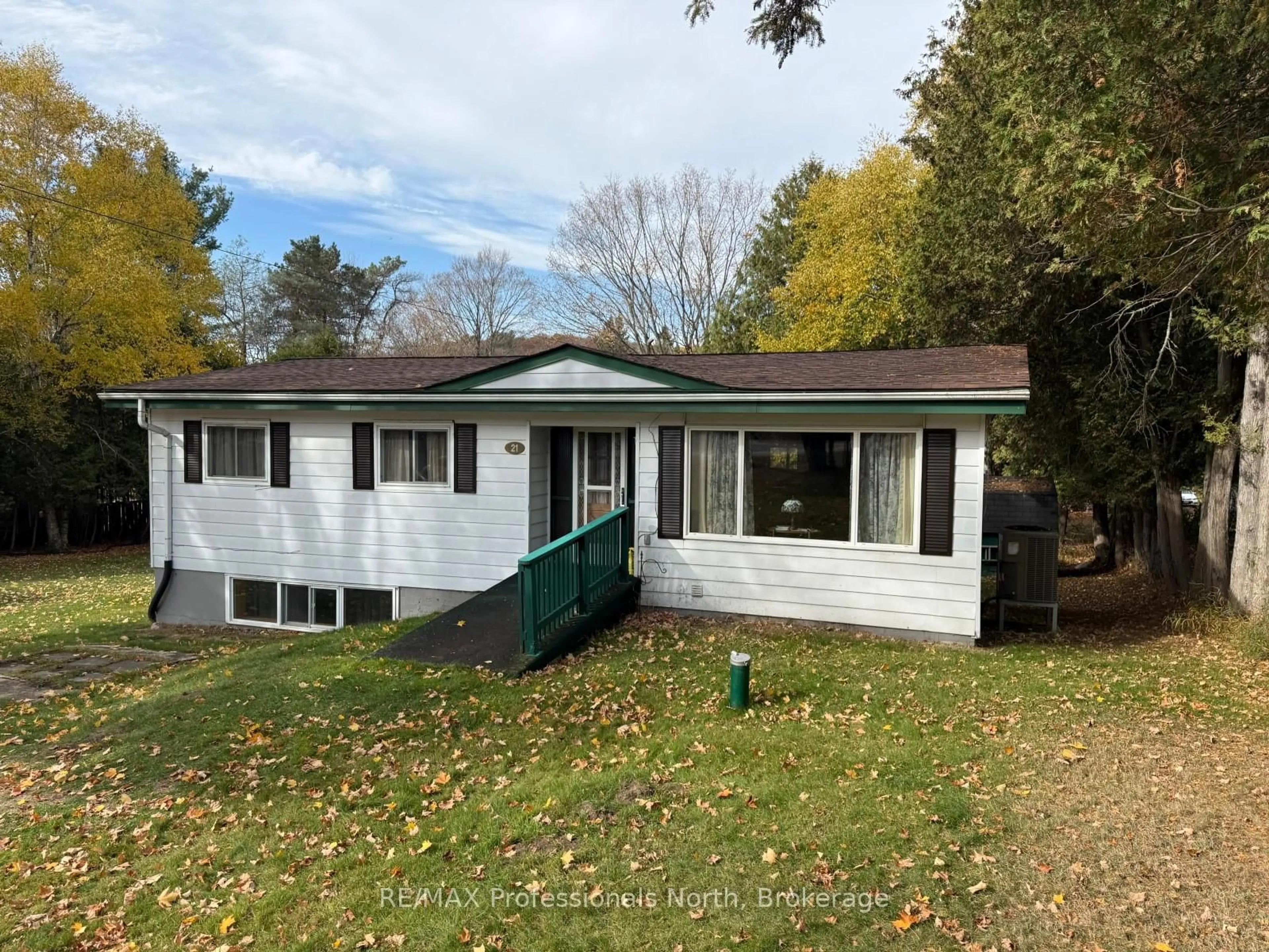 Home with vinyl exterior material, unknown for 21 George St, Dysart et al Ontario K0M 1S0