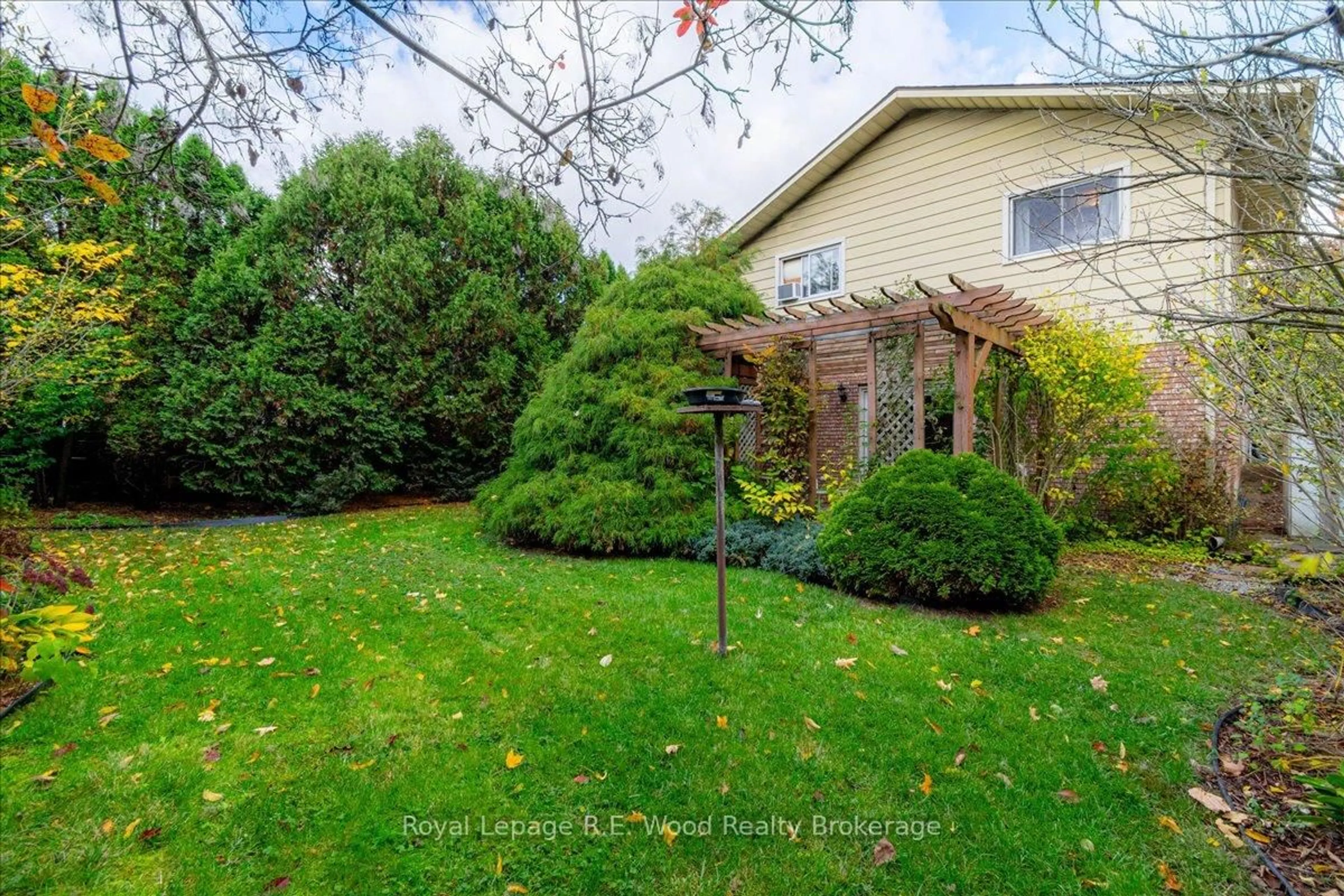 A pic from outside/outdoor area/front of a property/back of a property/a pic from drone, street for 52 Trottier Dr, Tillsonburg Ontario N4G 4R2