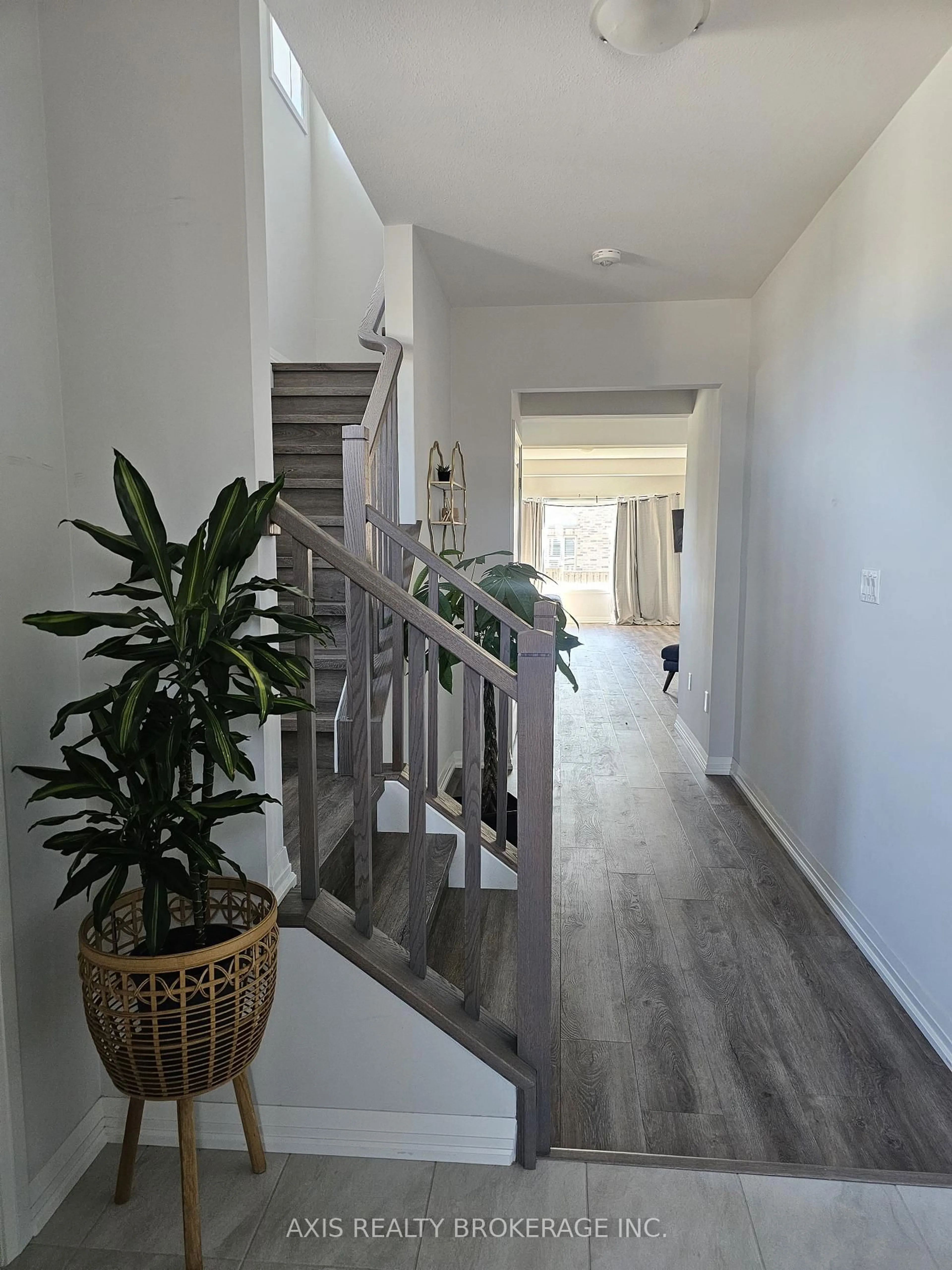 Indoor foyer for 47 SAMUEL Ave, Pelham Ontario L3B 5N5