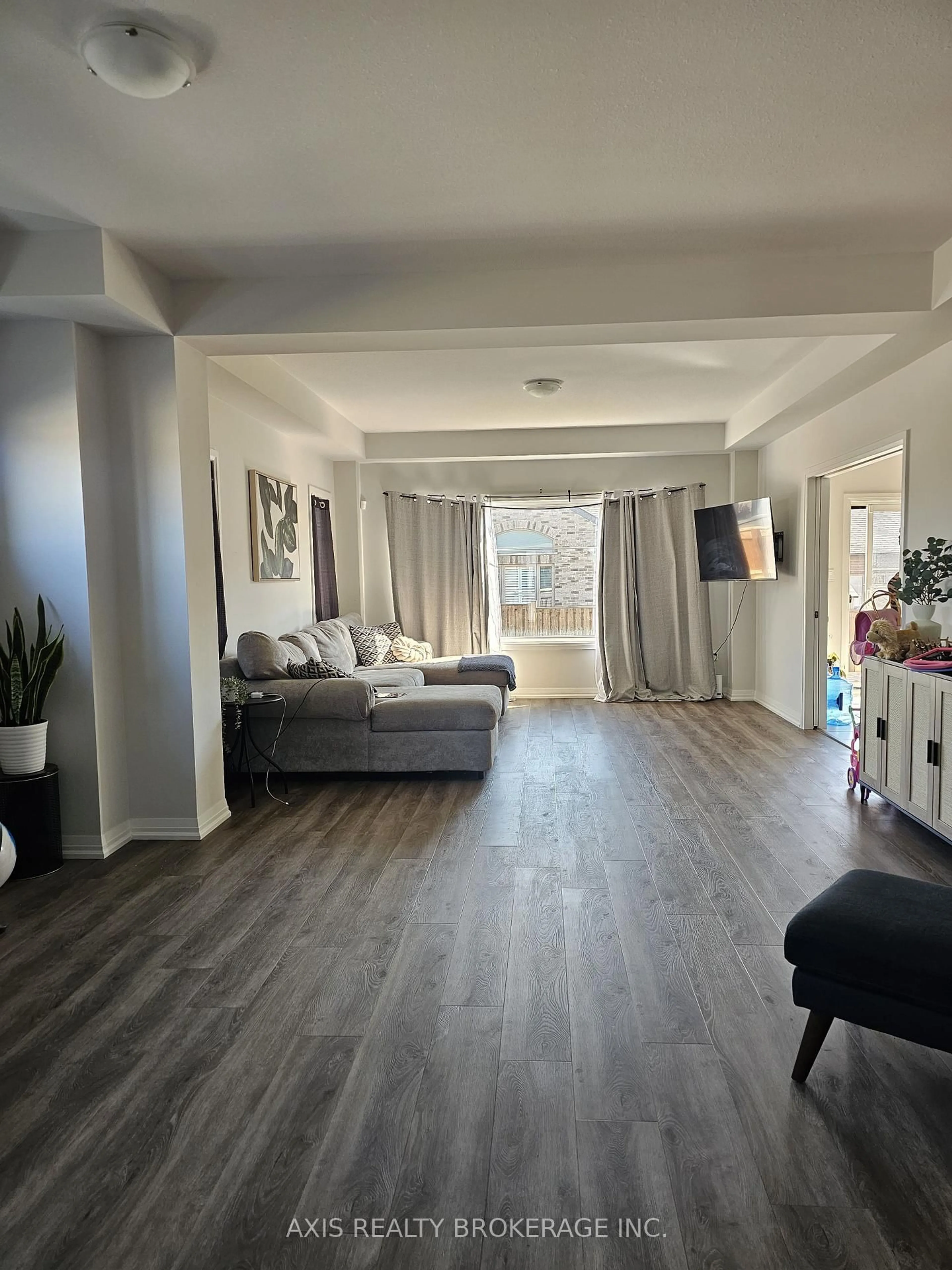 Living room with furniture, unknown for 47 SAMUEL Ave, Pelham Ontario L3B 5N5