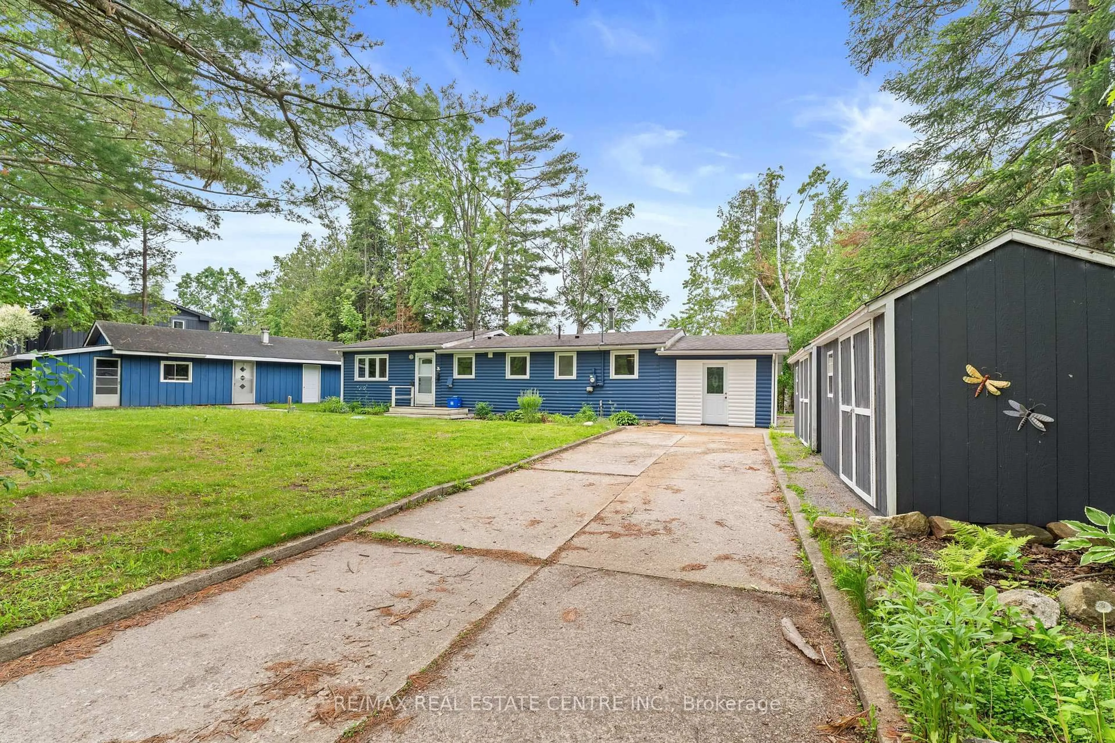 A pic from outside/outdoor area/front of a property/back of a property/a pic from drone, street for 3012 Greenwood Lane, Selwyn Ontario K0L 2H0