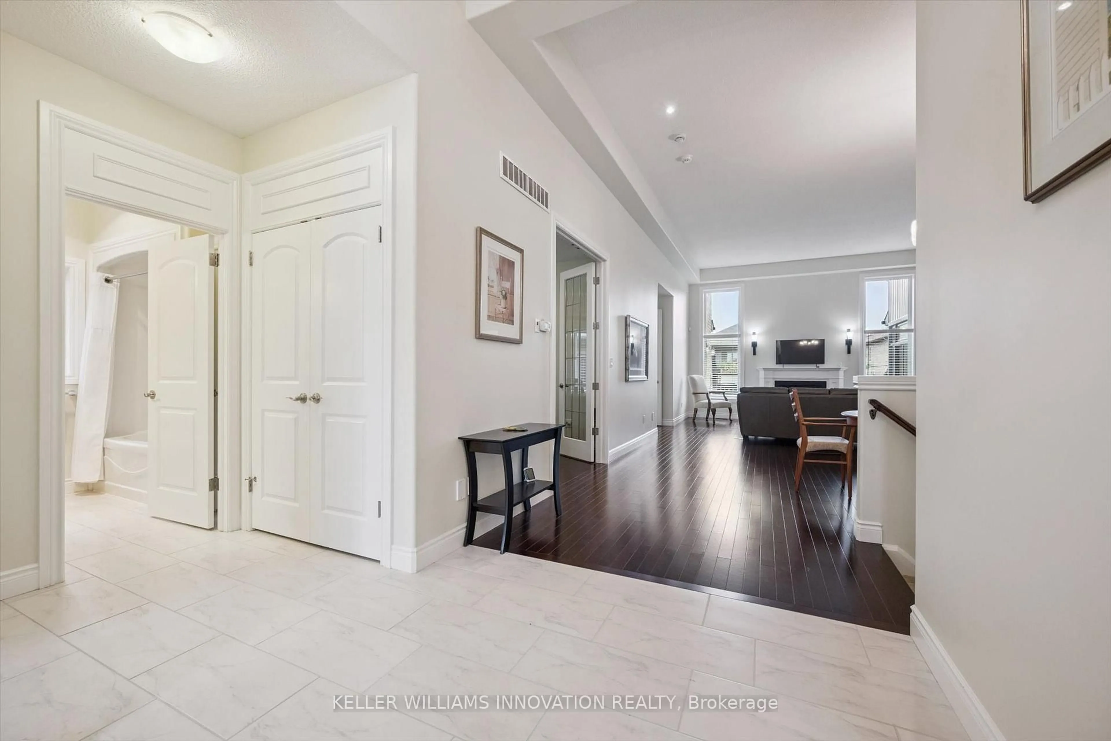 Indoor entryway for 198 Piccadilly Sq, Wilmot Ontario N3A 0C7