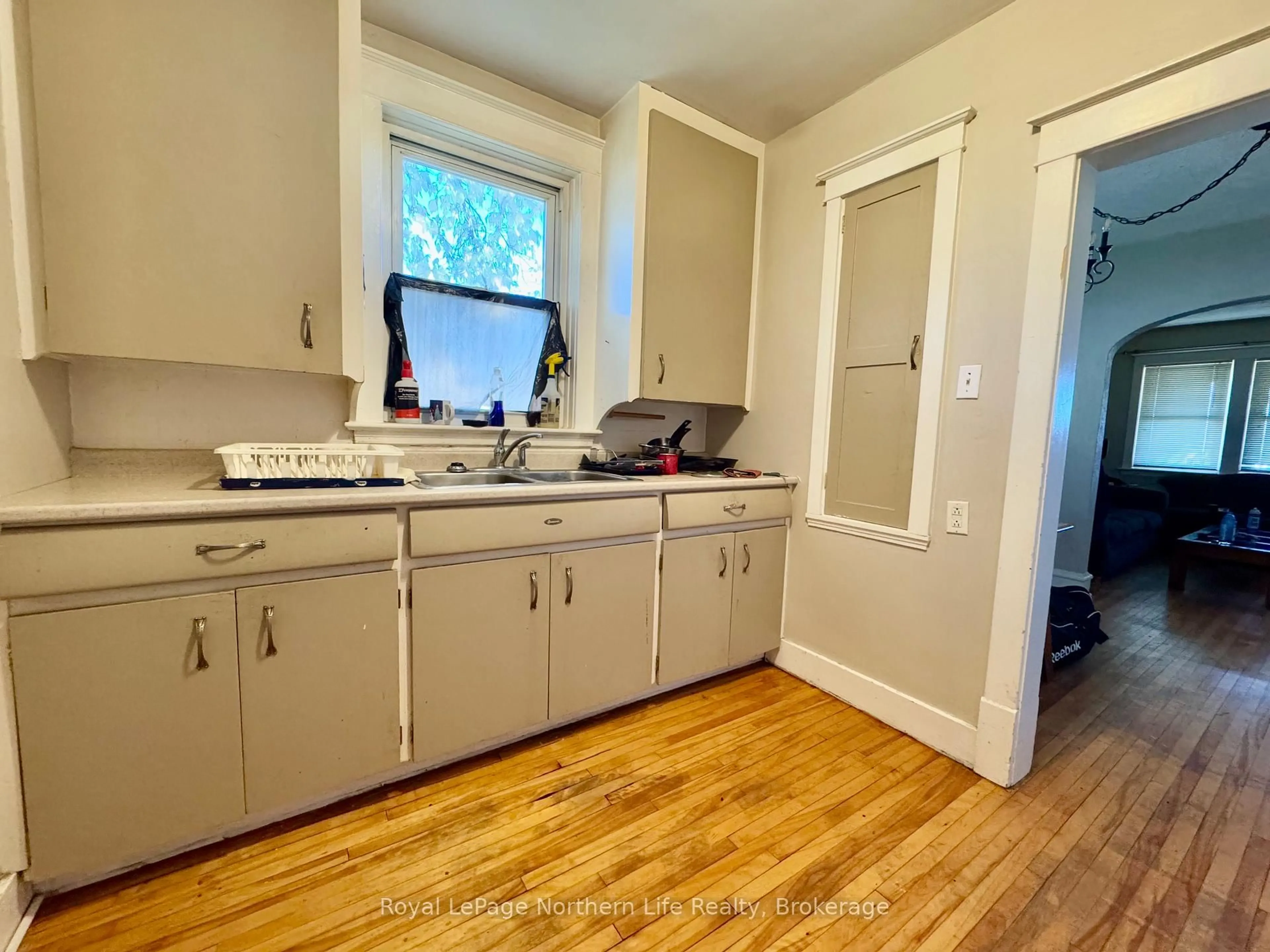 Standard kitchen, unknown for 1107 Algonquin Ave, North Bay Ontario P1B 4Y1