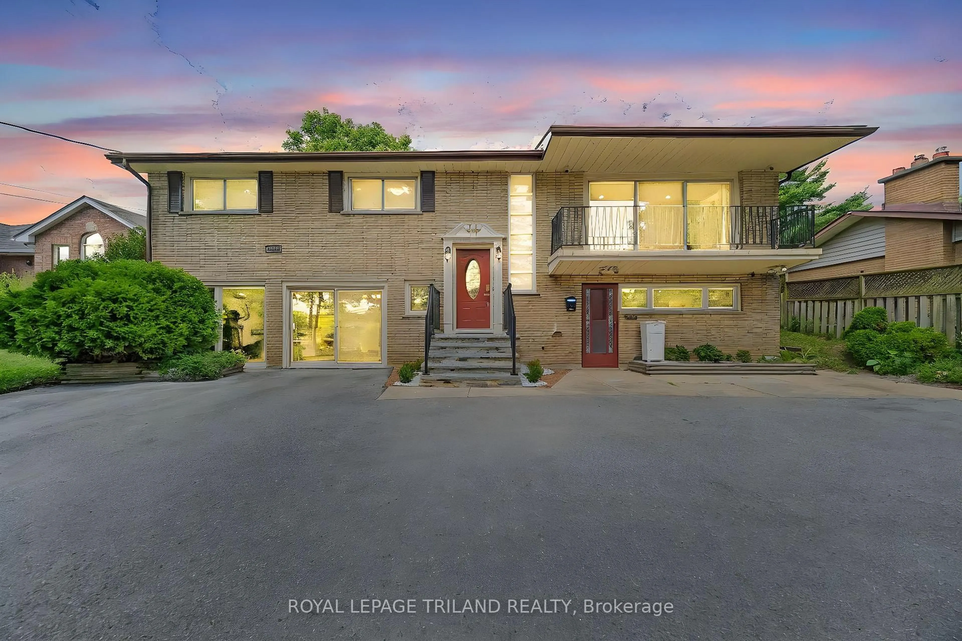 A pic from outside/outdoor area/front of a property/back of a property/a pic from drone, unknown for 1210 Hamilton Rd, London East Ontario N5W 1A9