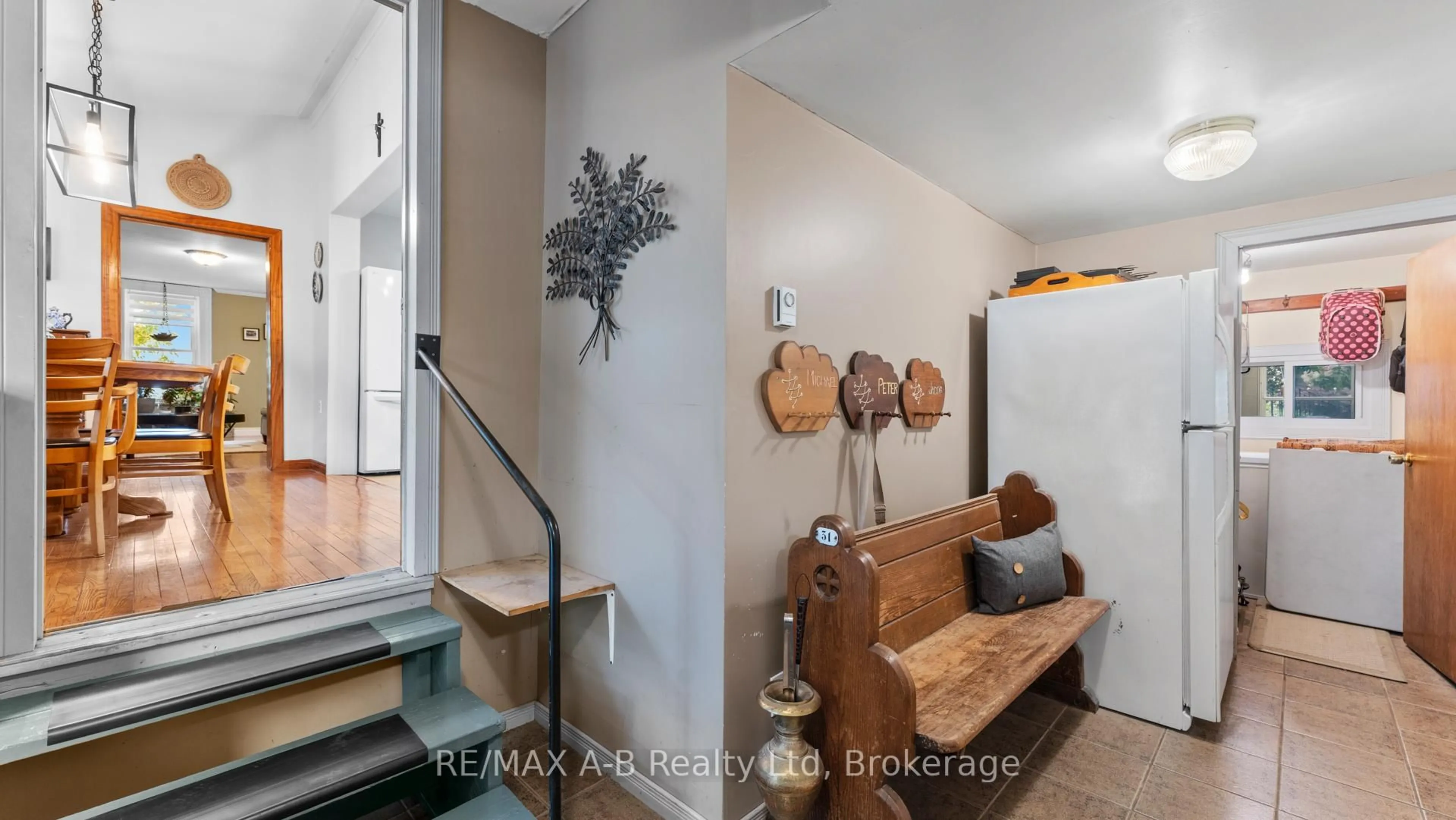 Indoor entryway for 24189 Wellburn Rd, Thames Centre Ontario N4X 1C6