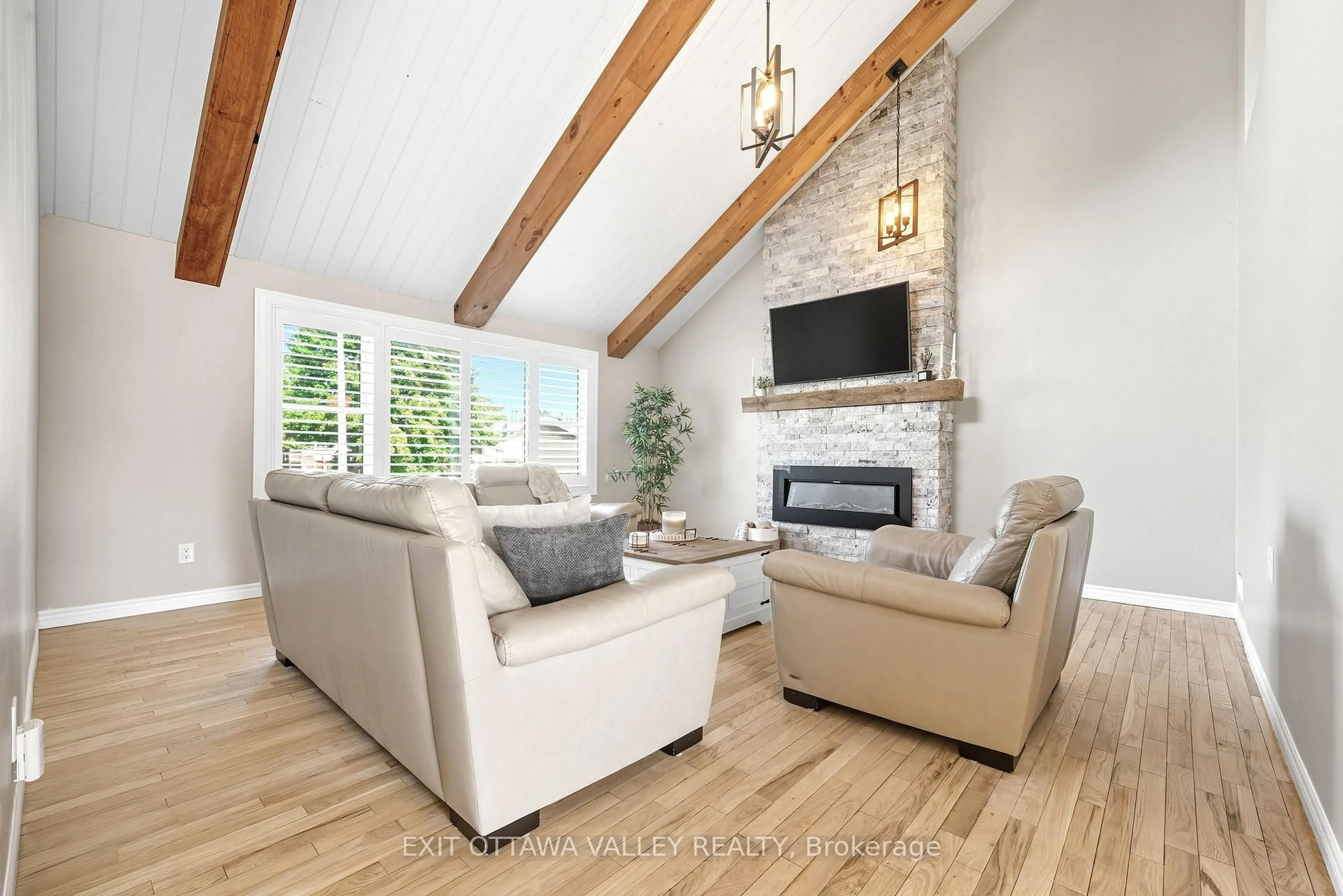 Living room with furniture, wood/laminate floor for 36 Thomas St, Deep River Ontario K0J 1P0