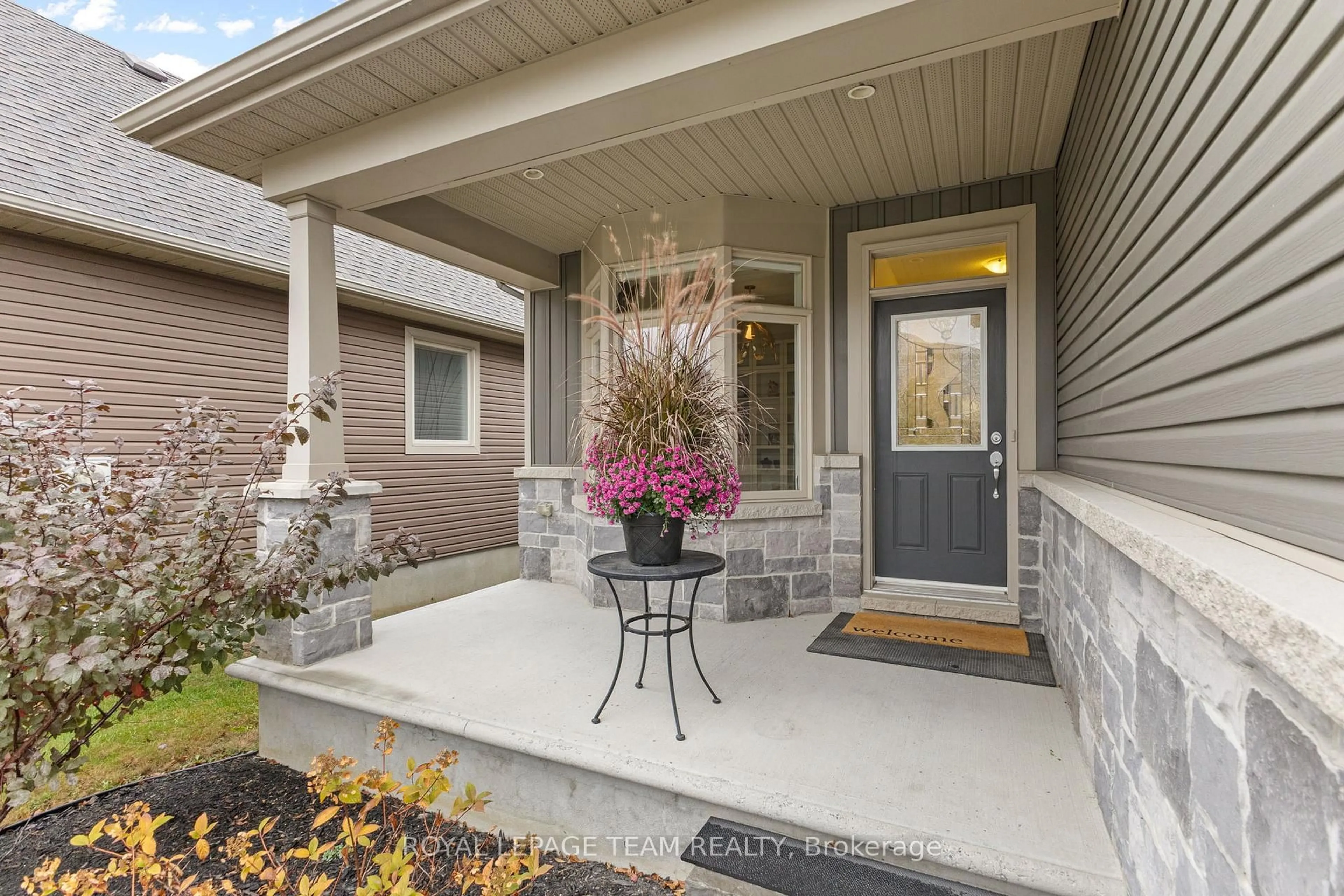 Indoor entryway for 248 Shinny Ave, Ottawa Ontario K2V 0B9