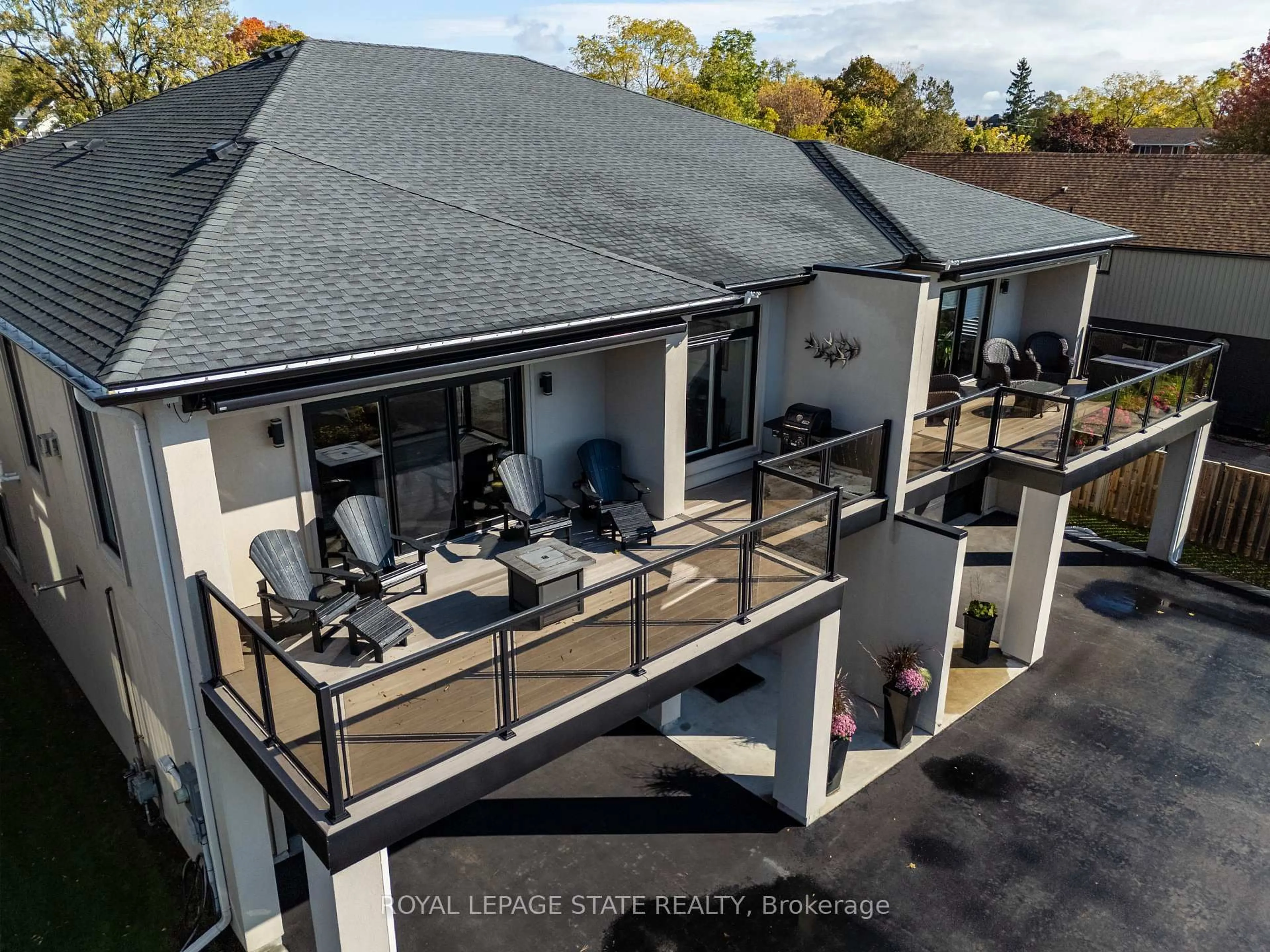 A pic from outside/outdoor area/front of a property/back of a property/a pic from drone, unknown for 215 Main St, Haldimand Ontario N1A 1W2