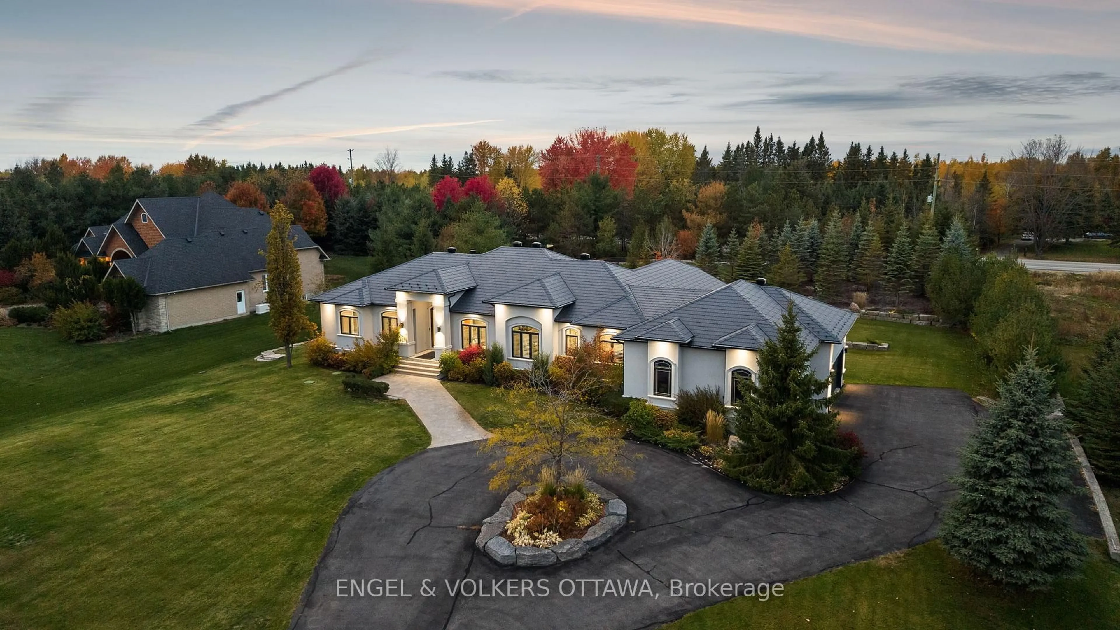A pic from outside/outdoor area/front of a property/back of a property/a pic from drone, unknown for 5906 Longhearth Way, Manotick Ontario K4M 1M1