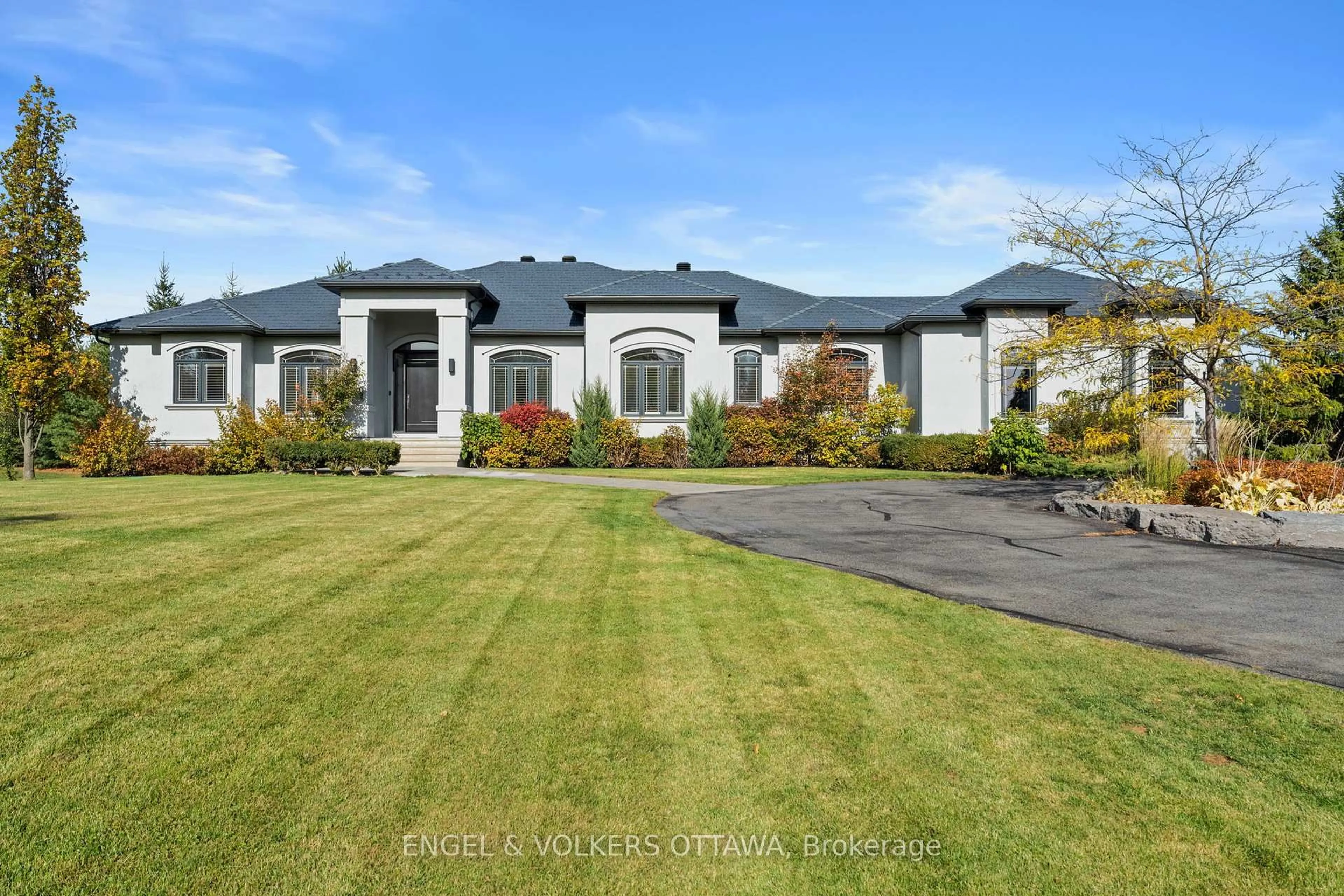 A pic from outside/outdoor area/front of a property/back of a property/a pic from drone, street for 5906 Longhearth Way, Manotick Ontario K4M 1M1