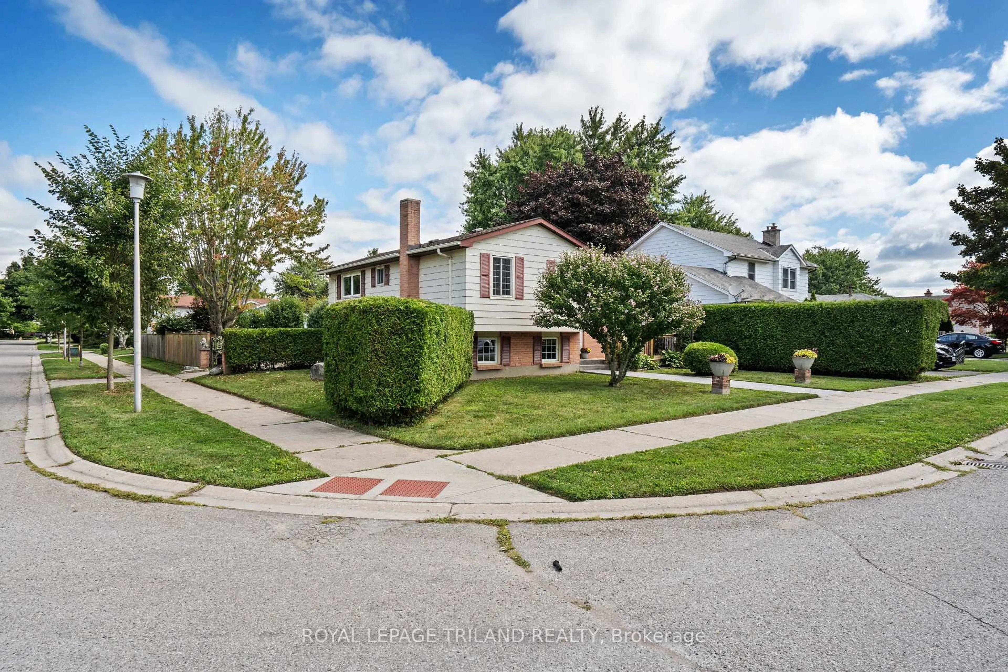 A pic from outside/outdoor area/front of a property/back of a property/a pic from drone, street for 132 Brunswick Ave, London North Ontario N6G 3K8