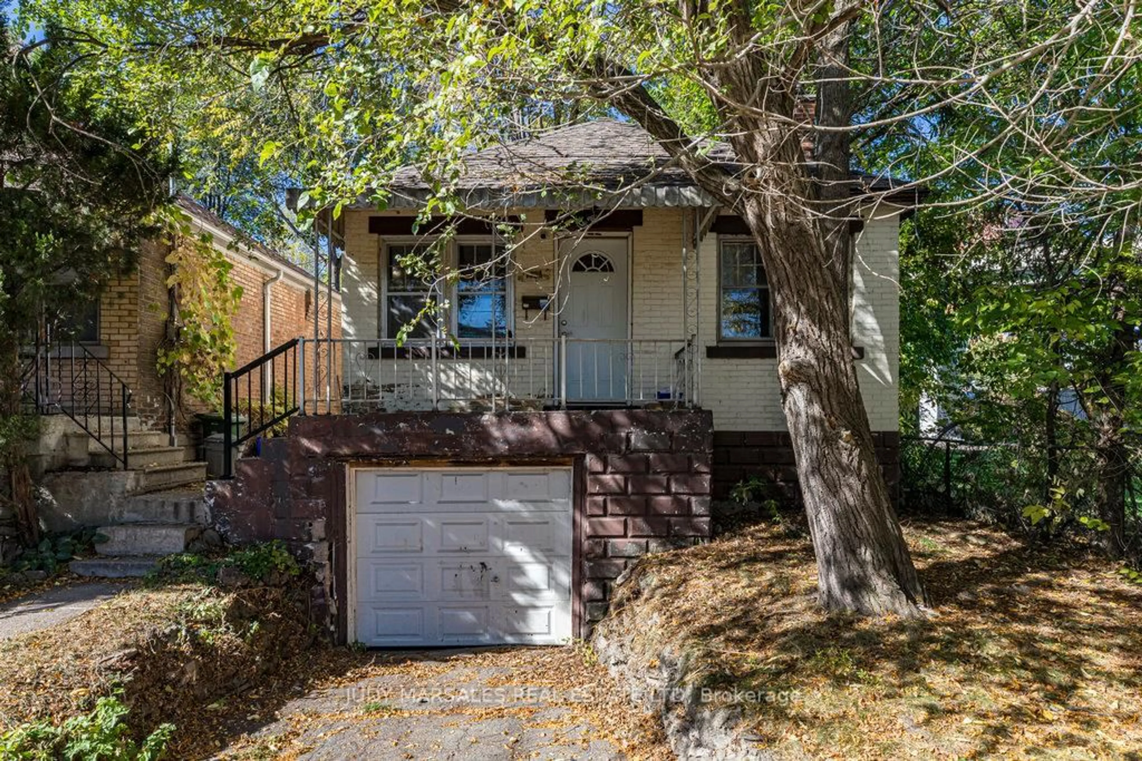 Home with vinyl exterior material, street for 132 Tope Cres, Hamilton Ontario L8S 1M7