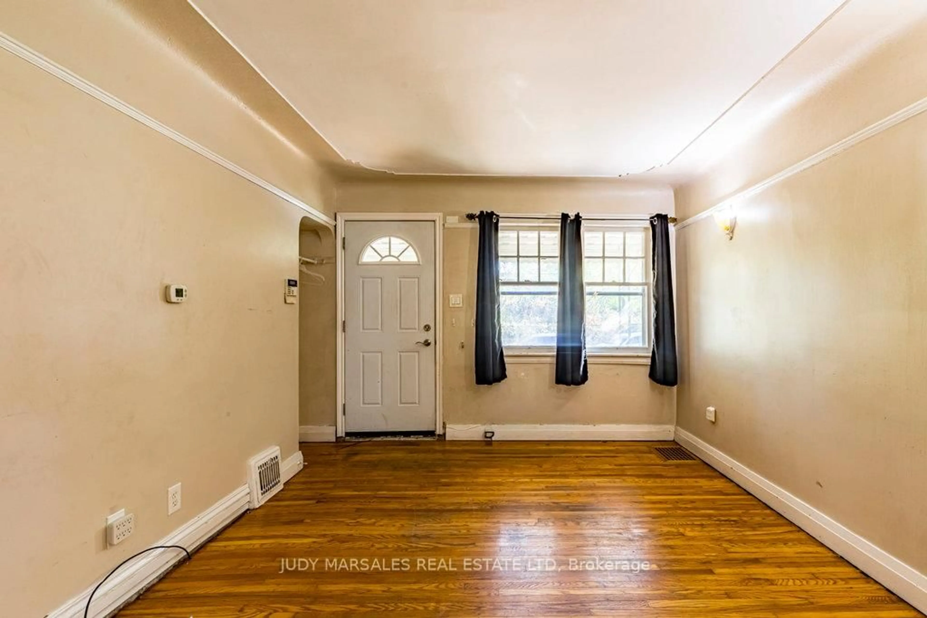 Indoor entryway for 132 Tope Cres, Hamilton Ontario L8S 1M7