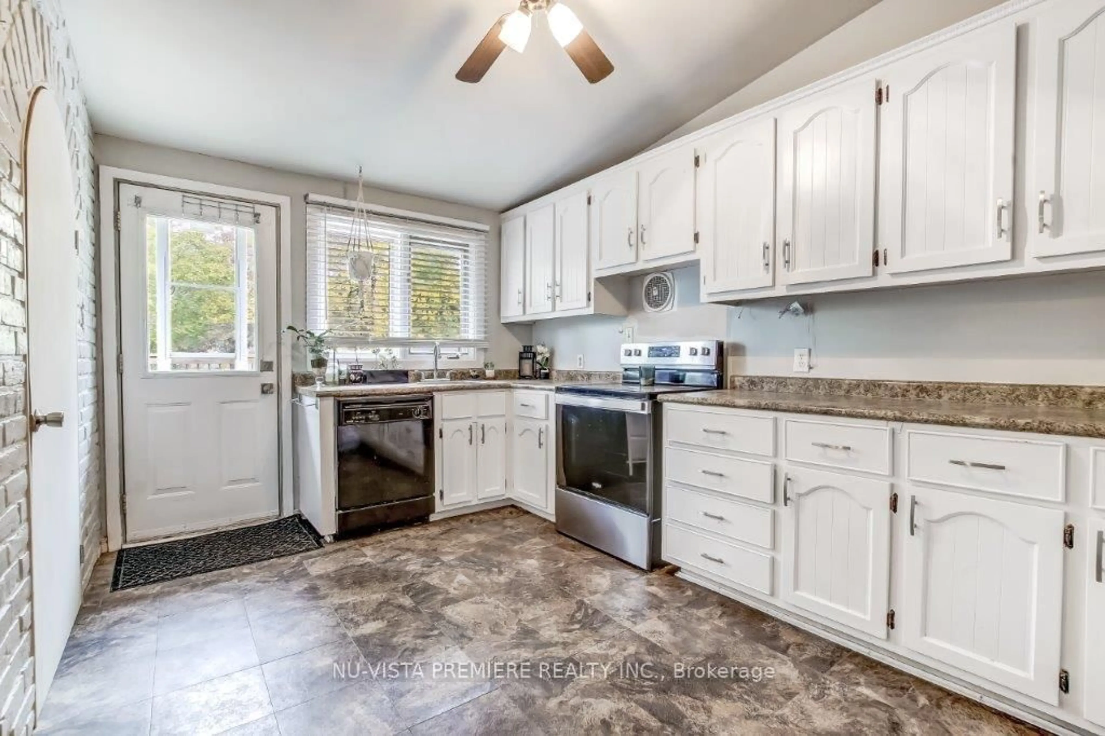Standard kitchen, ceramic/tile floor for 1261 Sorrel Rd, London East Ontario N5V 2N6