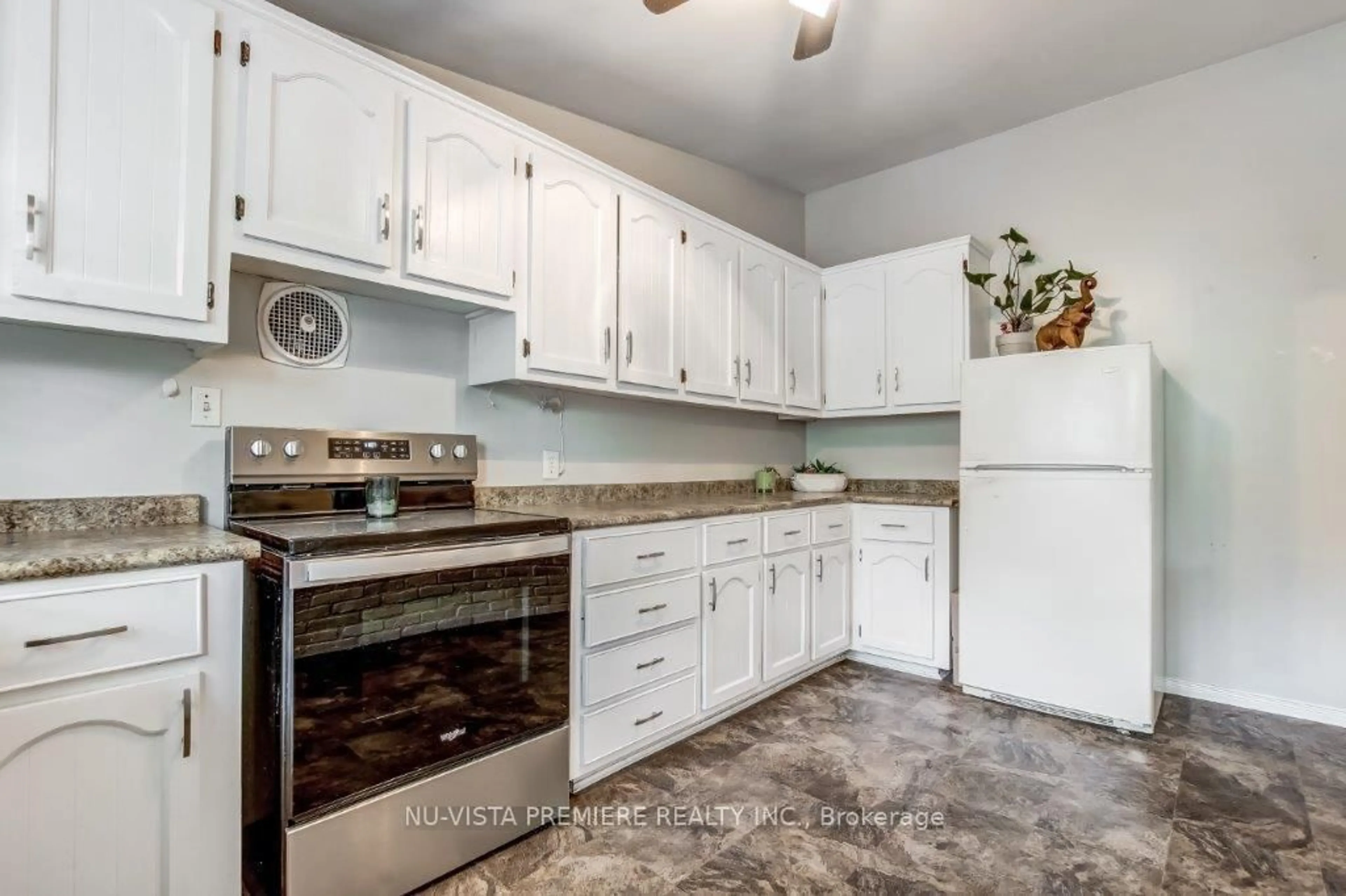 Standard kitchen, ceramic/tile floor for 1261 Sorrel Rd, London East Ontario N5V 2N6