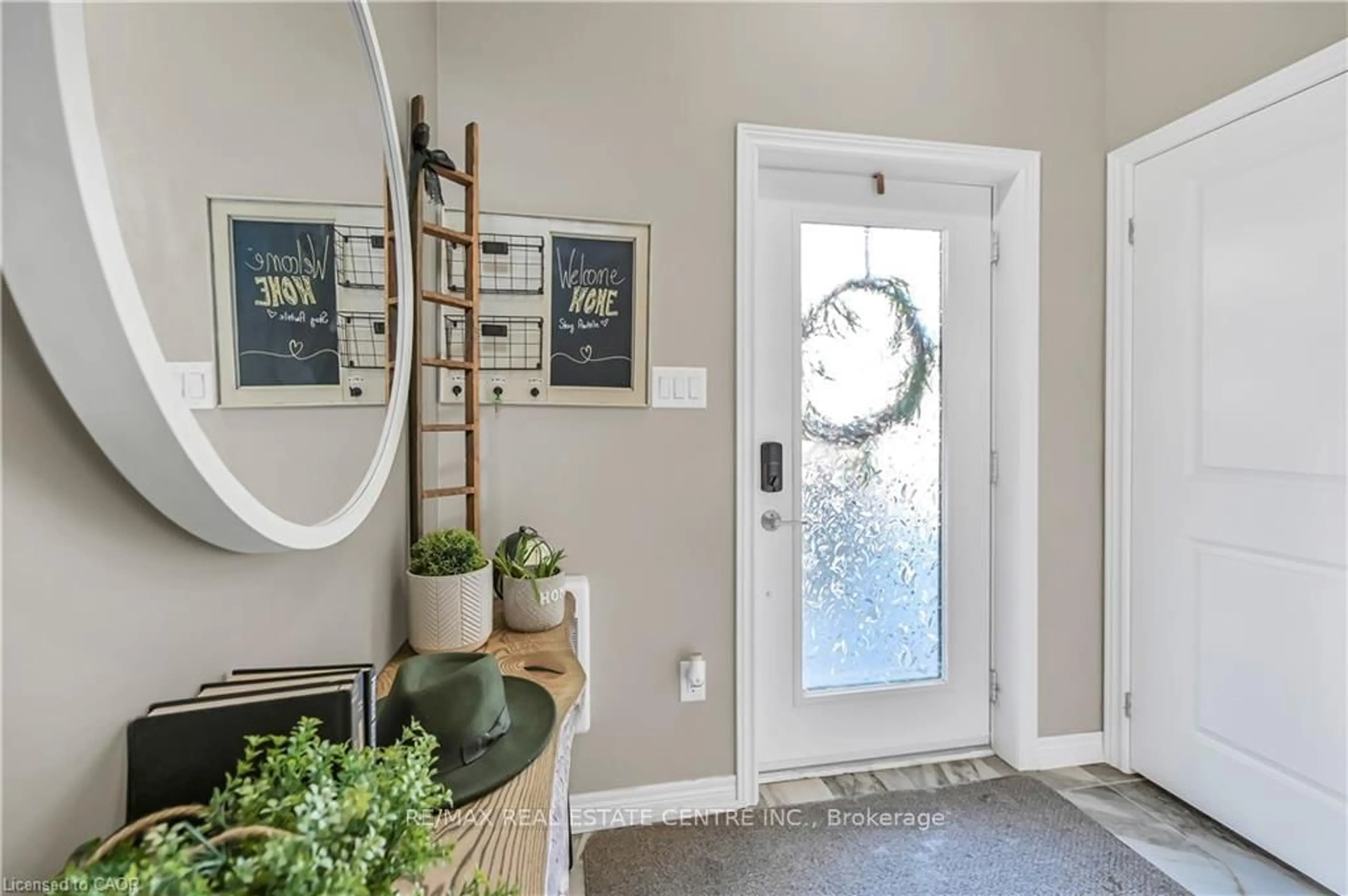 Indoor entryway for 61 Esplanade Lane, Grimsby Ontario L3M 0H2