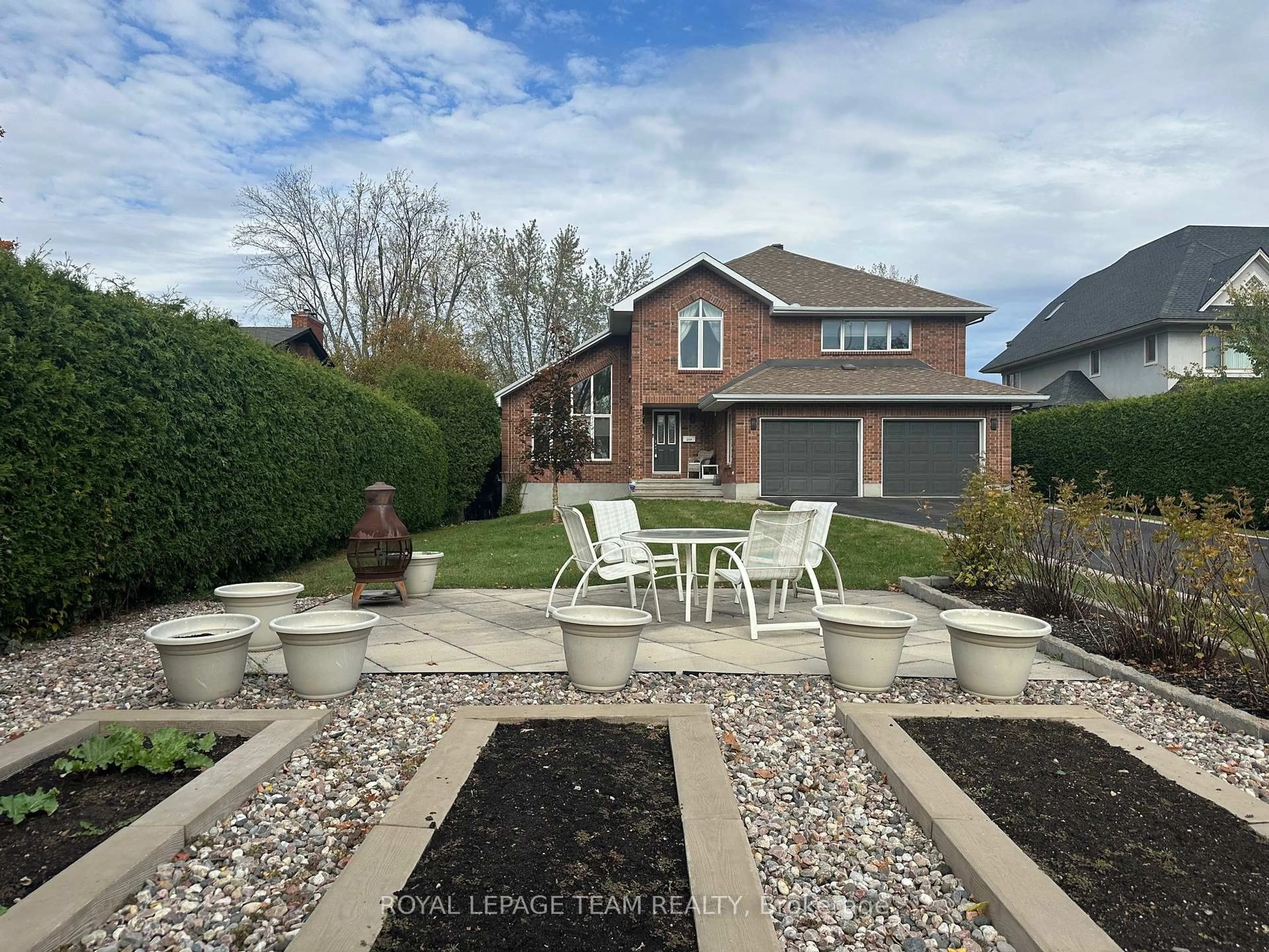 A pic from outside/outdoor area/front of a property/back of a property/a pic from drone, street for 259 GRANDVIEW Rd, Ottawa Ontario K2H 8B9