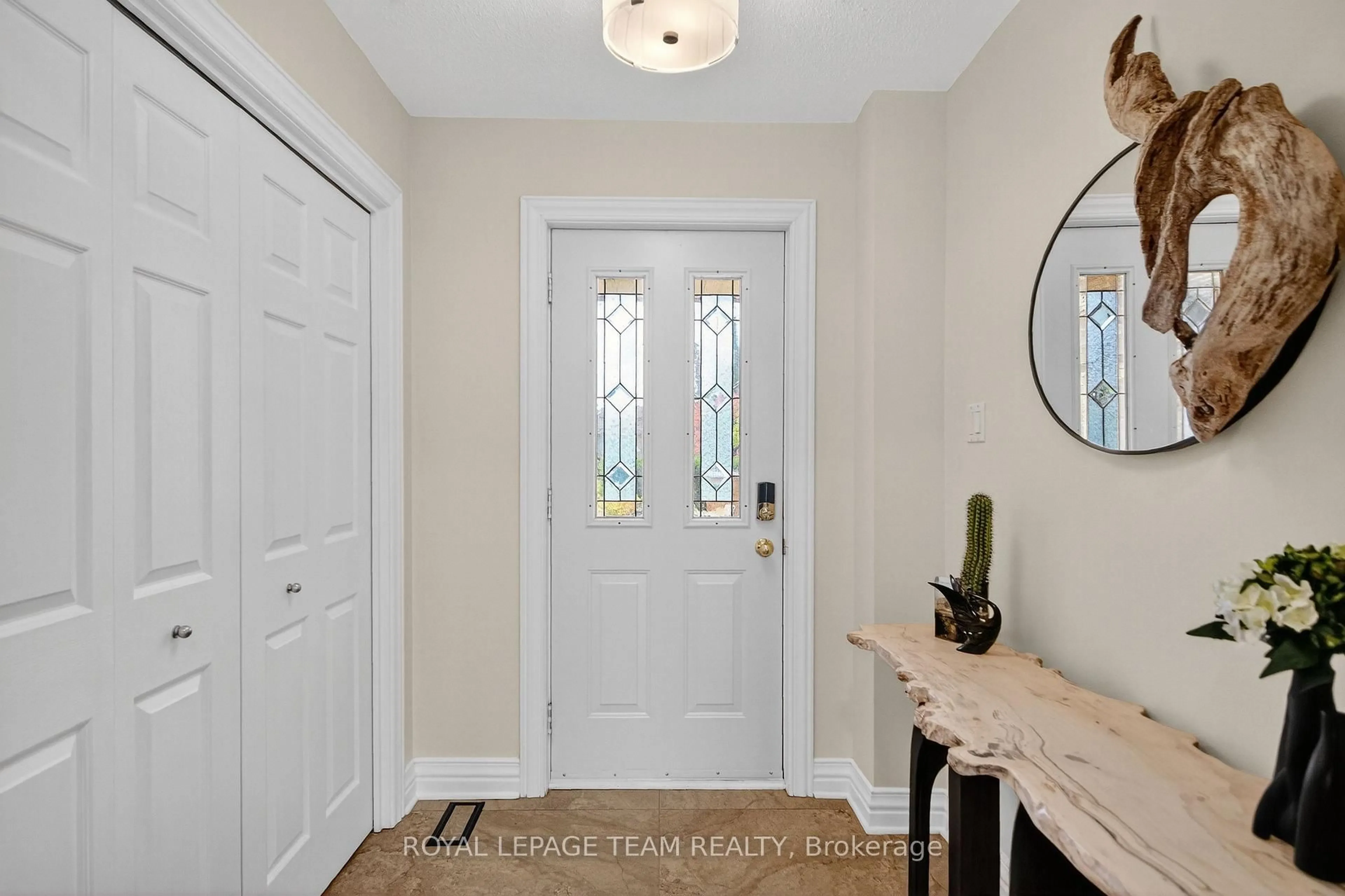 Indoor entryway for 259 GRANDVIEW Rd, Ottawa Ontario K2H 8B9
