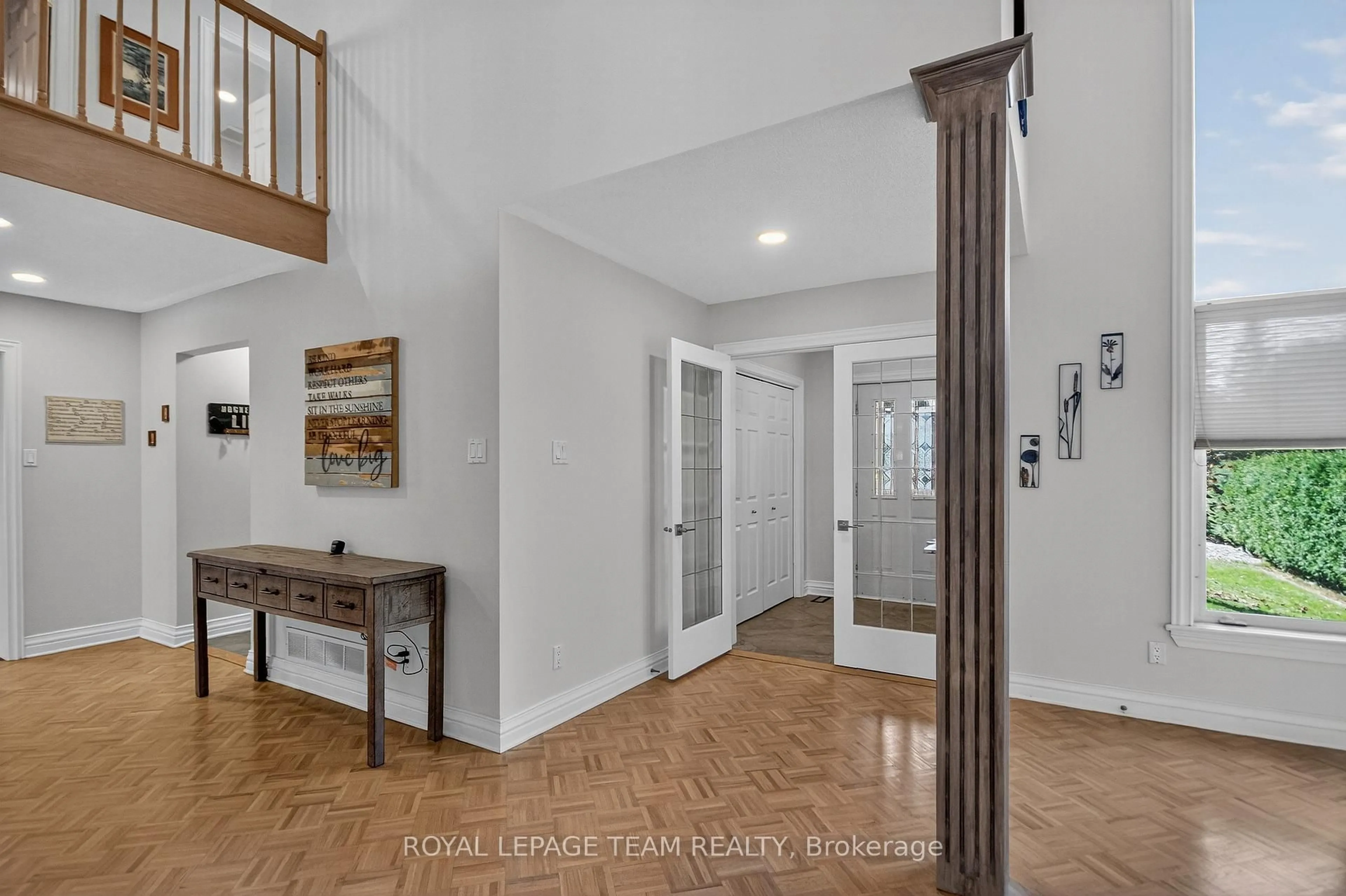 Indoor entryway for 259 GRANDVIEW Rd, Ottawa Ontario K2H 8B9