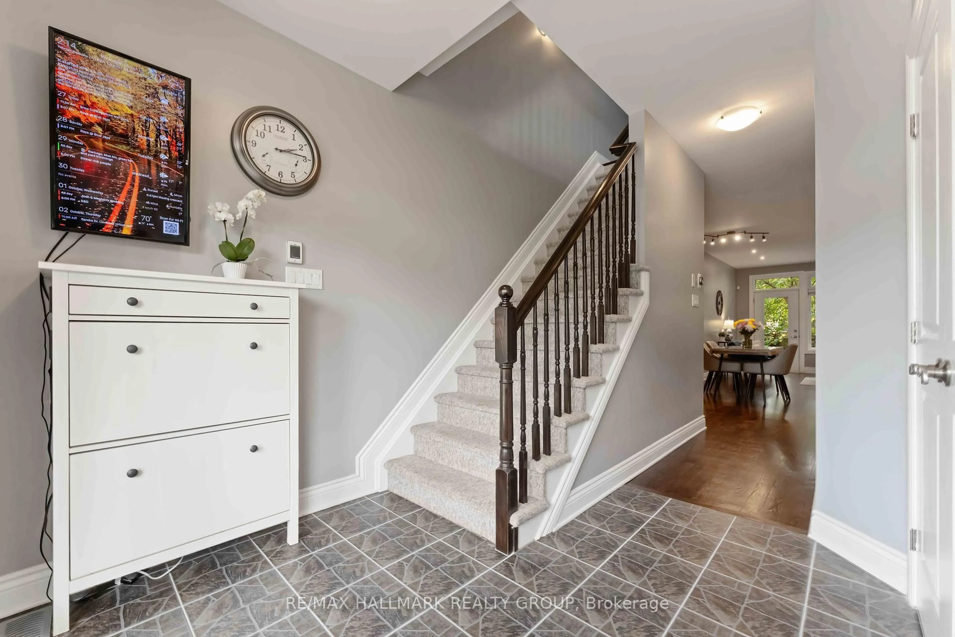 Indoor entryway for 142 Queen Mary St #A, Ottawa Ontario K1K 1X5