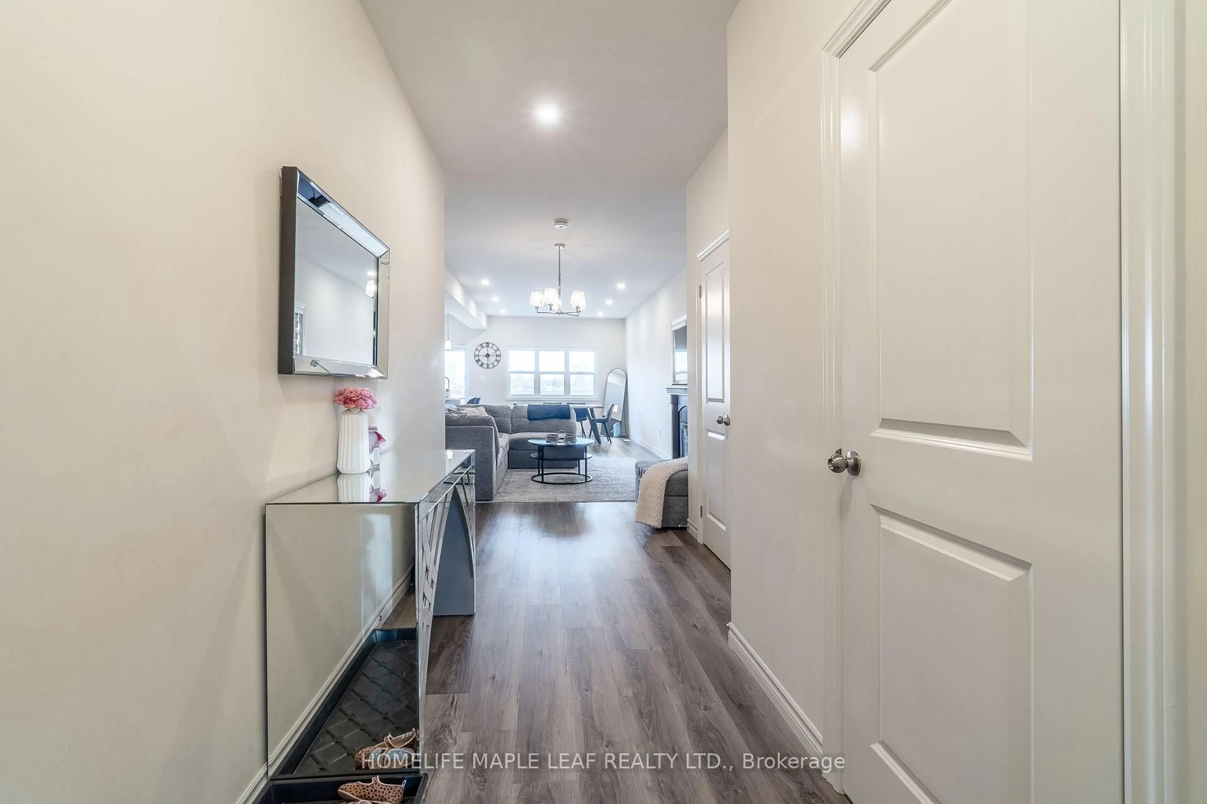 Indoor entryway for 3912 Auckland Ave, London South Ontario N6L 0J3