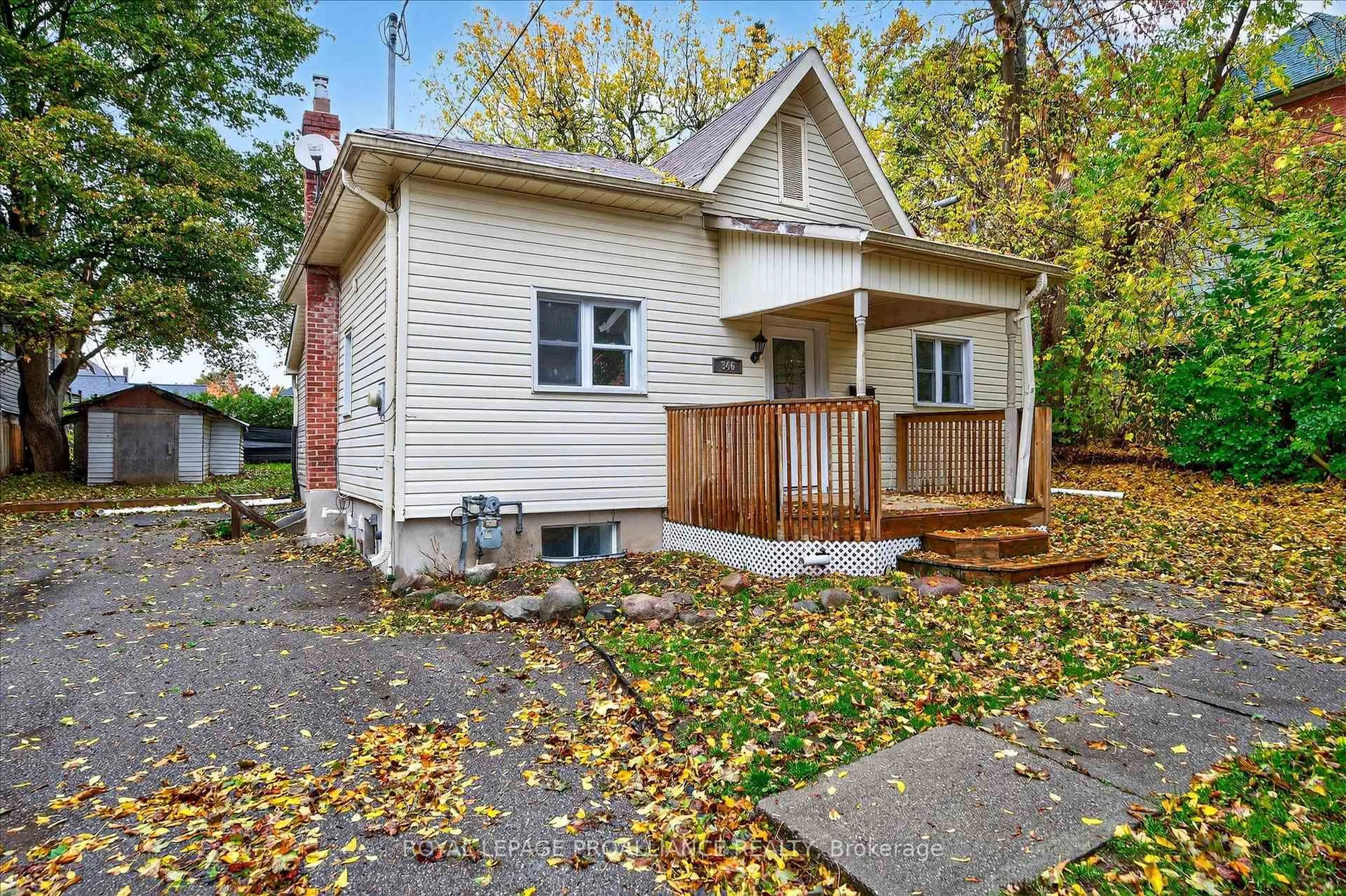 Home with vinyl exterior material, street for 346 London St, Peterborough Ontario K9H 2Z7