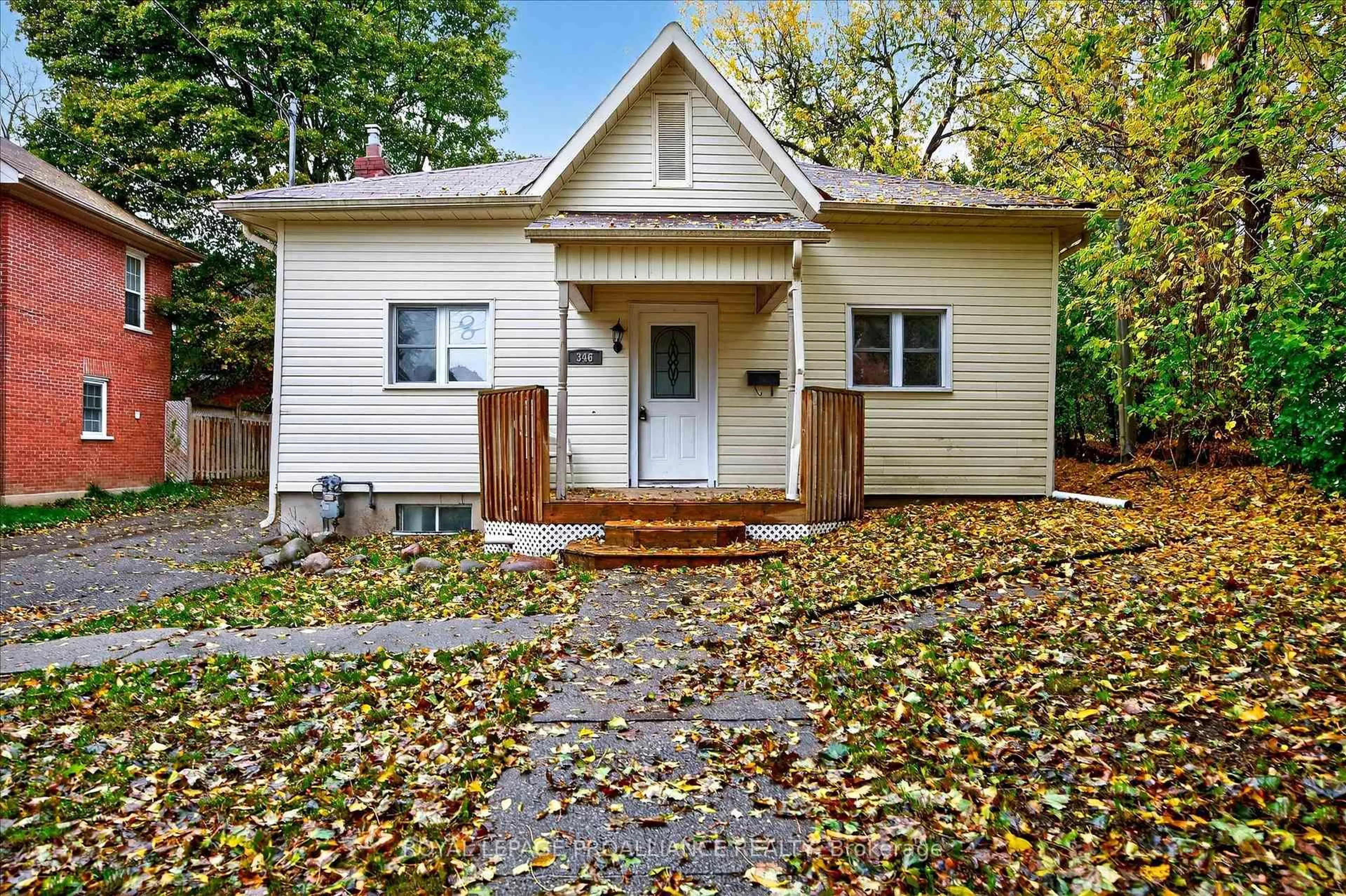 Home with vinyl exterior material, street for 346 London St, Peterborough Ontario K9H 2Z7