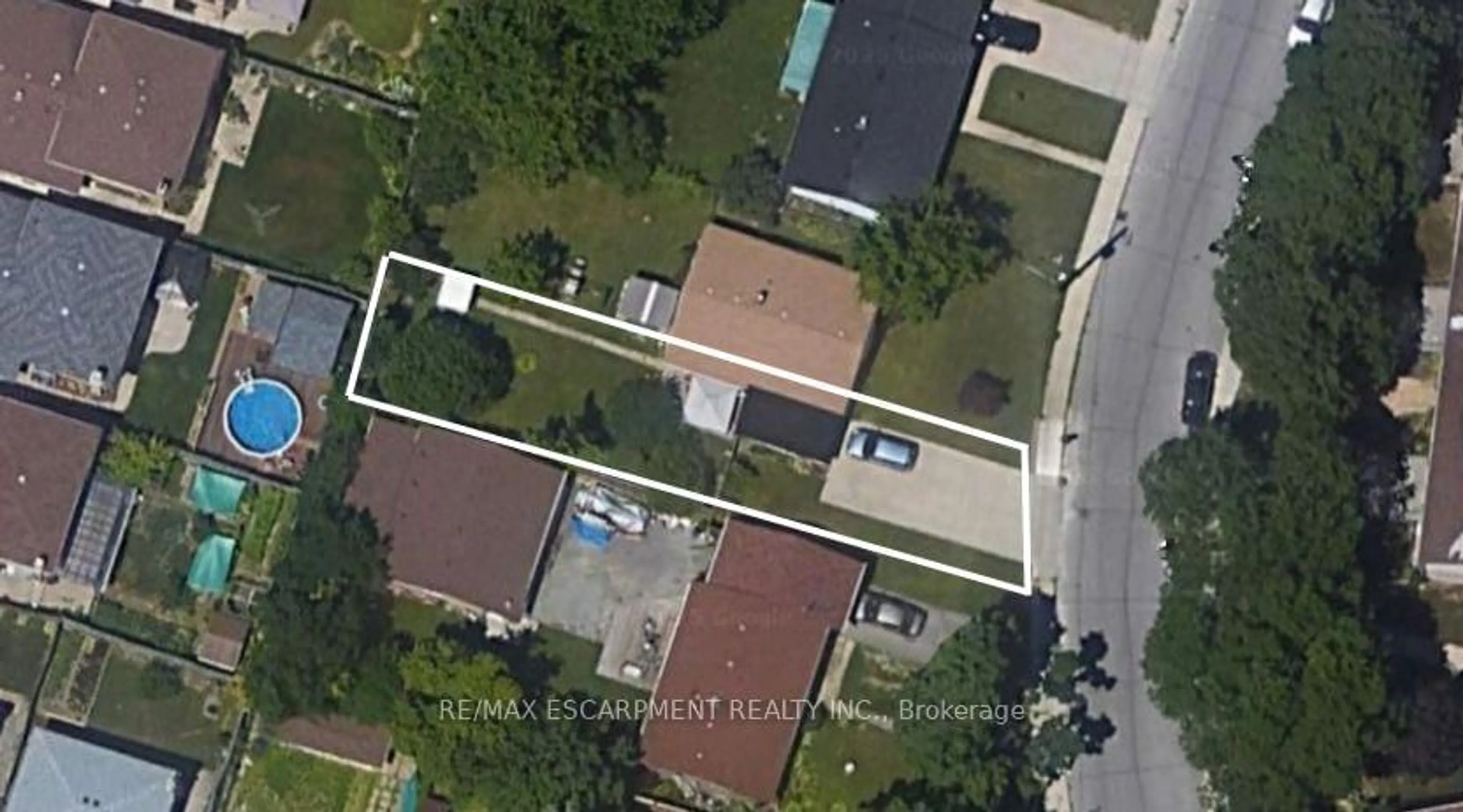 A pic from outside/outdoor area/front of a property/back of a property/a pic from drone, street for 388 East 25th St, Hamilton Ontario L8V 3B1