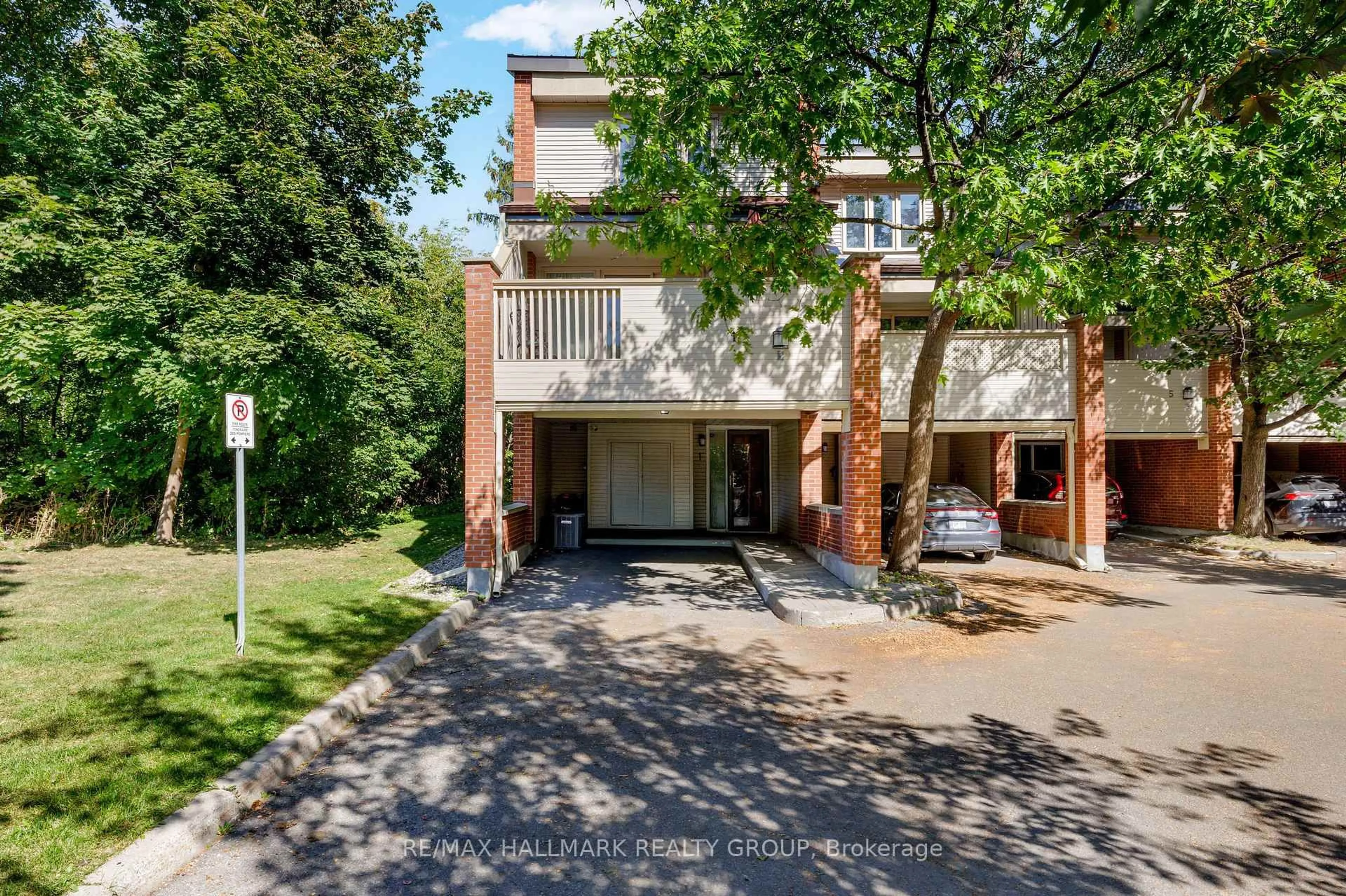A pic from outside/outdoor area/front of a property/back of a property/a pic from drone, street for 60 Greenfield Ave #1, Ottawa Ontario K1S 0X7