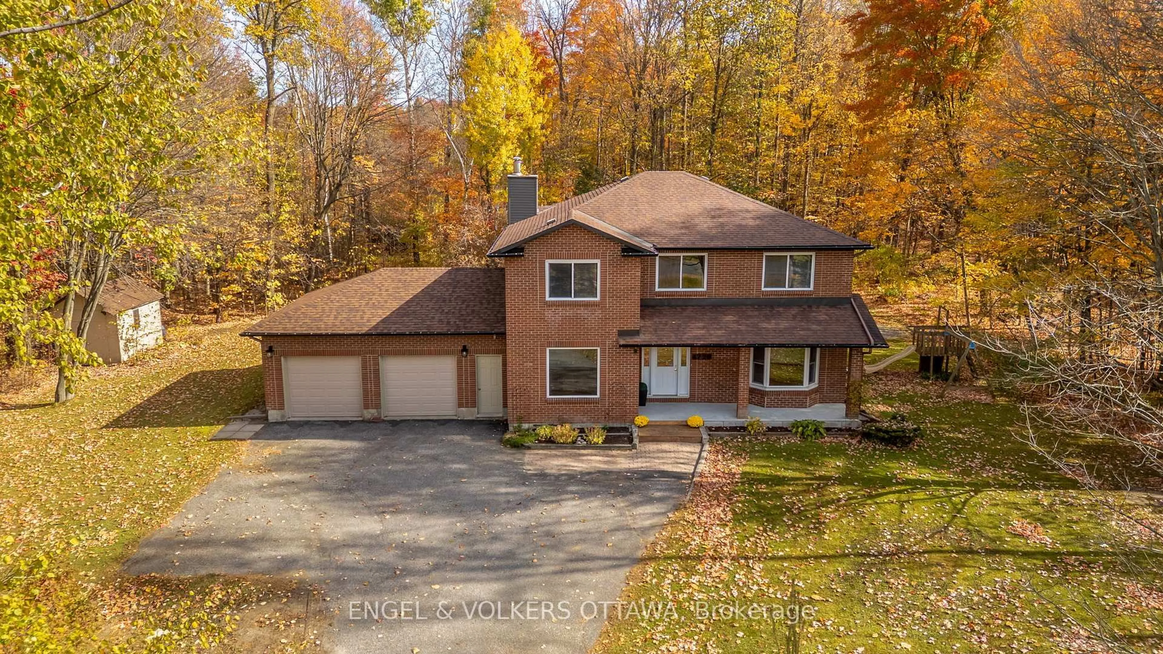 A pic from outside/outdoor area/front of a property/back of a property/a pic from drone, street for 4720 Whispering Willow Dr, Navan Ontario K4B 1J1